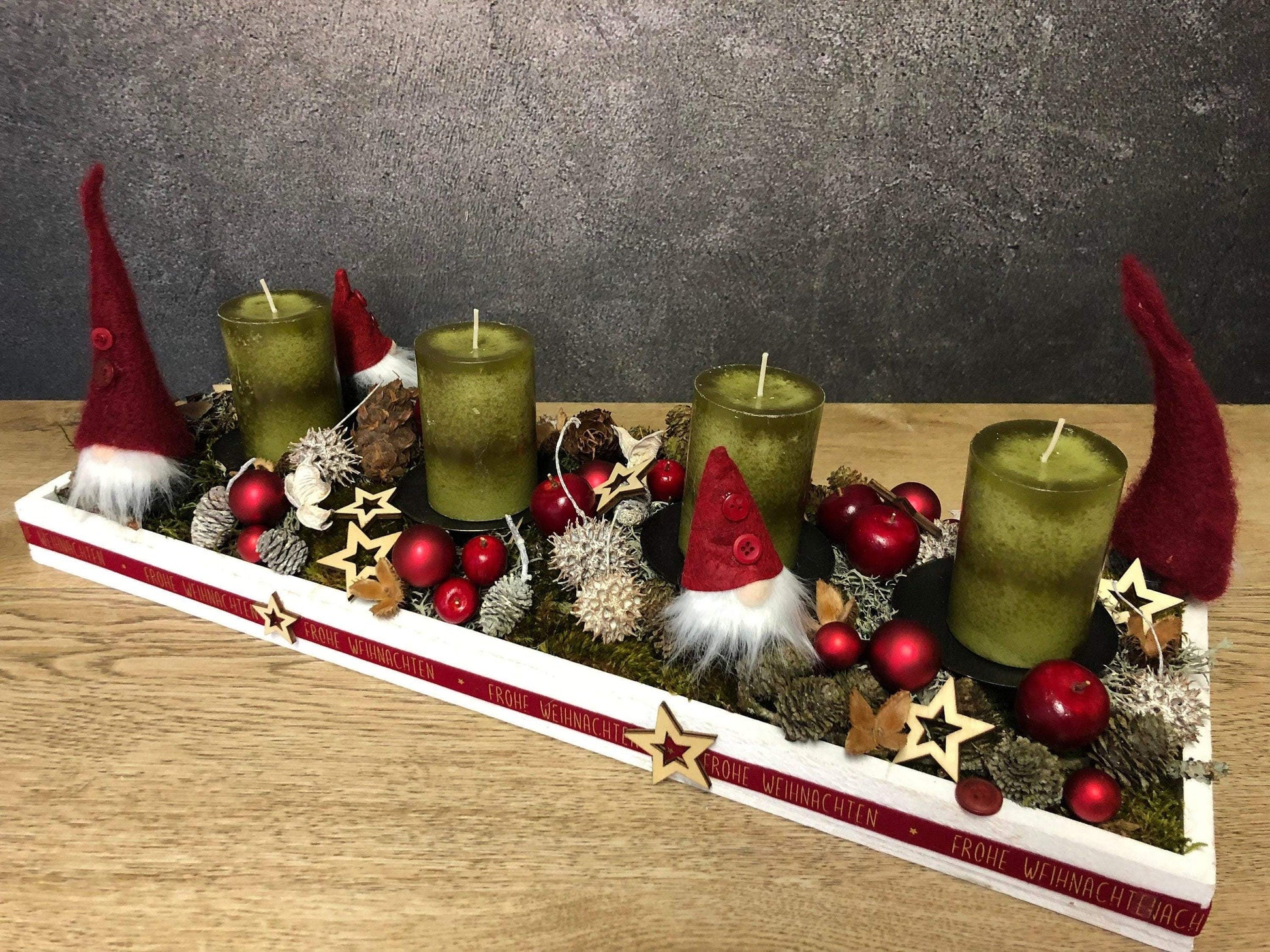 Adventskranz Adventskalender Wichtel Modern Länglich Tablett in zwei Größen L und XL – handgemacht aus Seiden- und Kunstblumen, langlebig & pflegeleicht von SarahsFlowerStudio