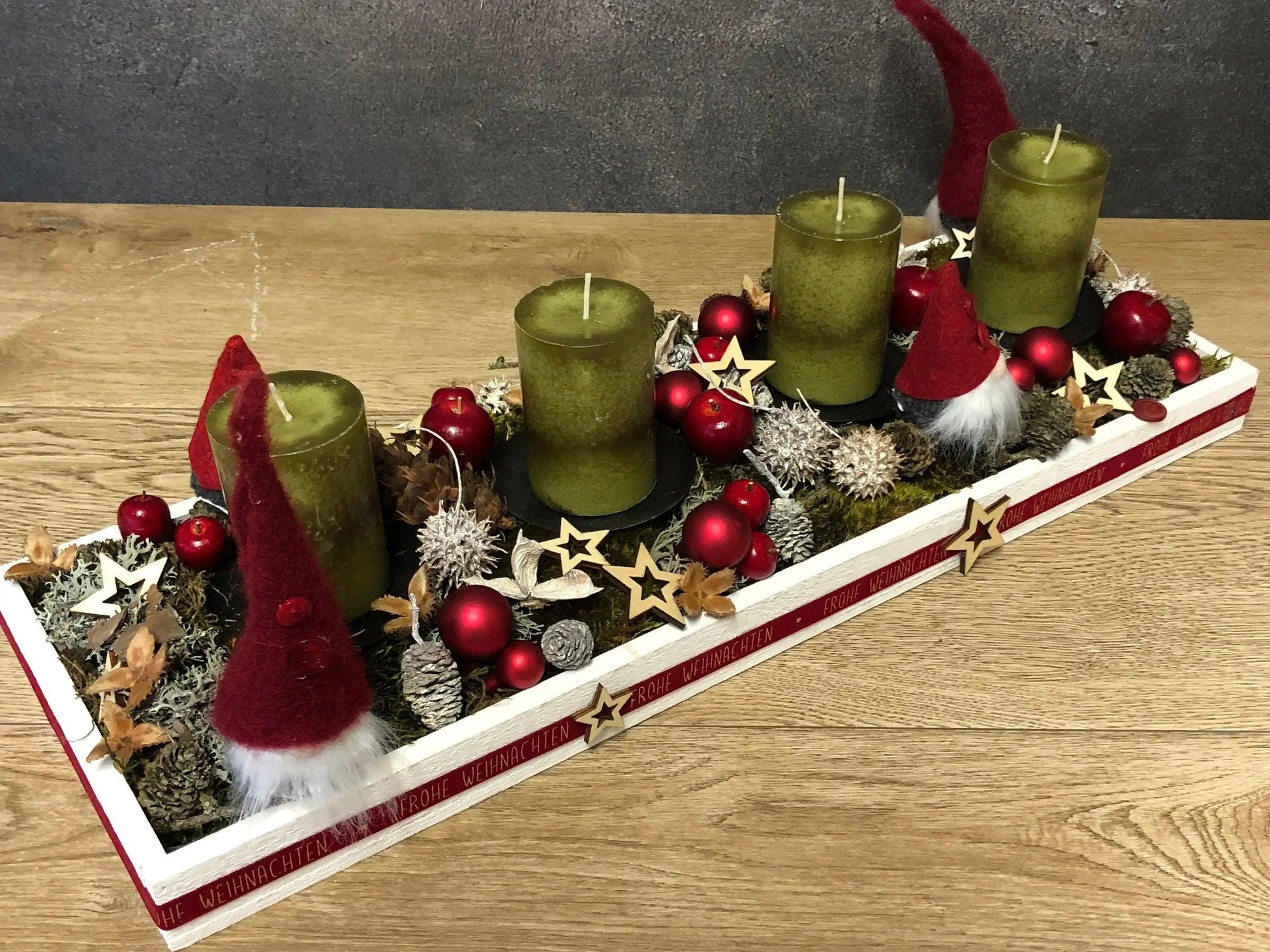 Adventskranz Adventskalender Wichtel Modern Länglich Tablett in zwei Größen L und XL – handgemacht aus Seiden- und Kunstblumen, langlebig & pflegeleicht von SarahsFlowerStudio