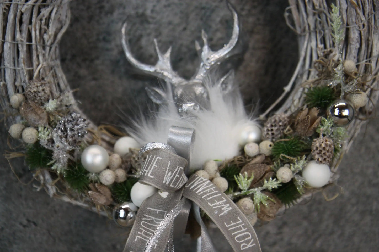 Türkranz Türdeko Türschmuck Weihnachten Weidenkranz Hirsch Zapfen Apfel Tanne Band Modern – handgemacht aus Seiden- und Kunstblumen, langlebig & pflegeleicht von SarahsFlowerStudio