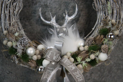 Türkranz Türdeko Türschmuck Weihnachten Weidenkranz Hirsch Zapfen Apfel Tanne Band Modern – handgemacht aus Seiden- und Kunstblumen, langlebig & pflegeleicht von SarahsFlowerStudio