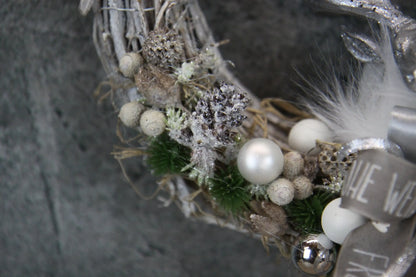 Türkranz Türdeko Türschmuck Weihnachten Weidenkranz Hirsch Zapfen Apfel Tanne Band Modern – handgemacht aus Seiden- und Kunstblumen, langlebig & pflegeleicht von SarahsFlowerStudio