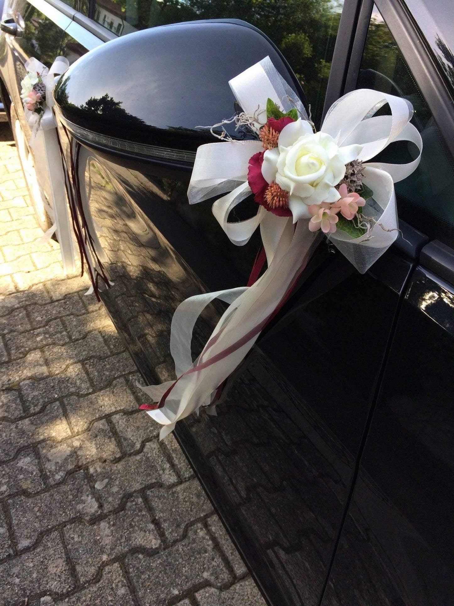 2 Autoschleifen für Seitenspiegel Kirchenbank in Wunschfarbe große Schleife Dekoration Rose – handgemacht aus Seiden- und Kunstblumen, langlebig & pflegeleicht von SarahsFlowerStudio