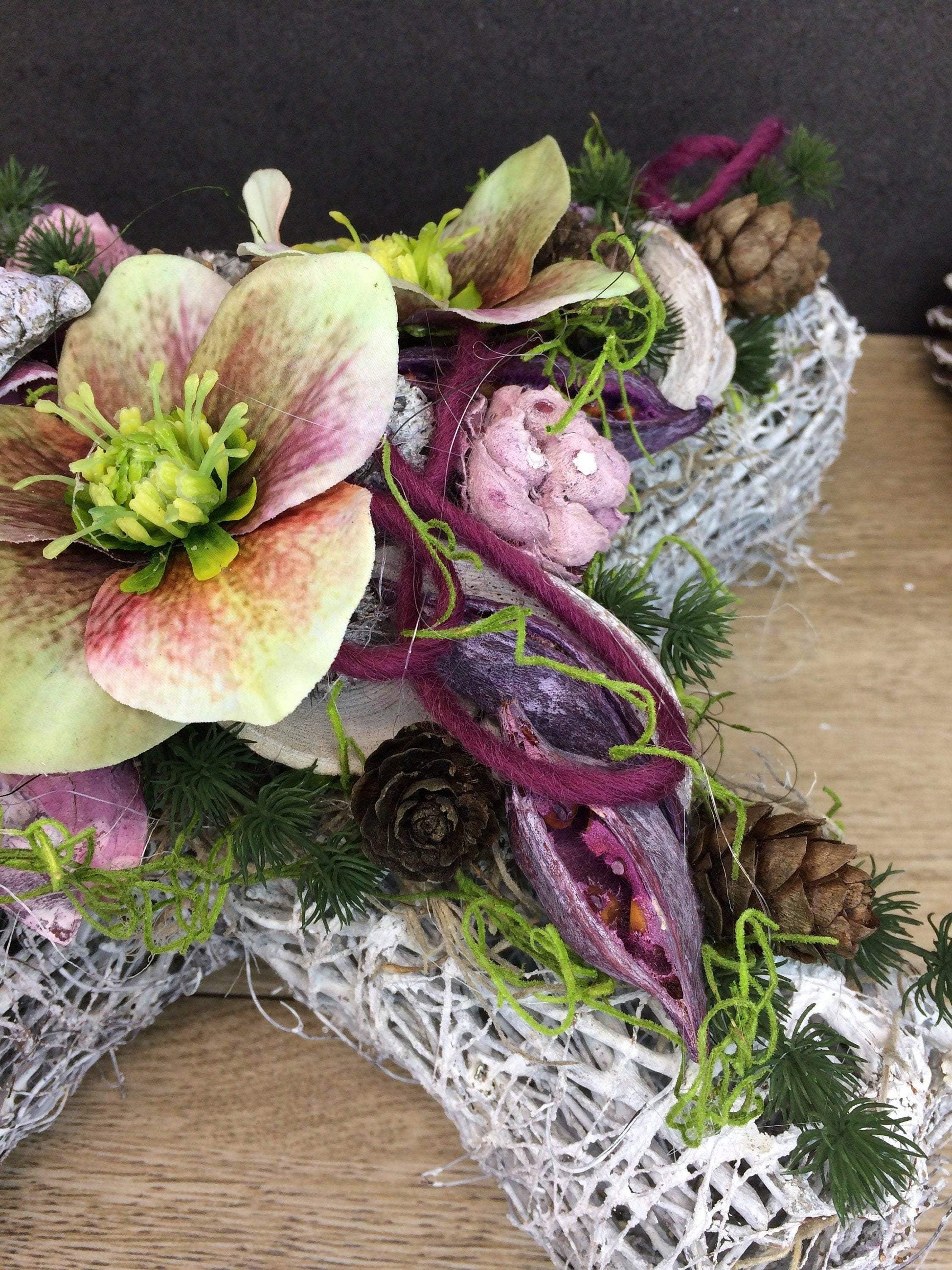 Grabgesteck Grabschmuck Kreuz Christrose Farbwunsch Exoten Tanne Zapfen Hutzeln Allerheiligen Filzschnur Christrosen Grabdeko Grabdekoration – handgemacht aus Seiden- und Kunstblumen, langlebig & pflegeleicht von SarahsFlowerStudio