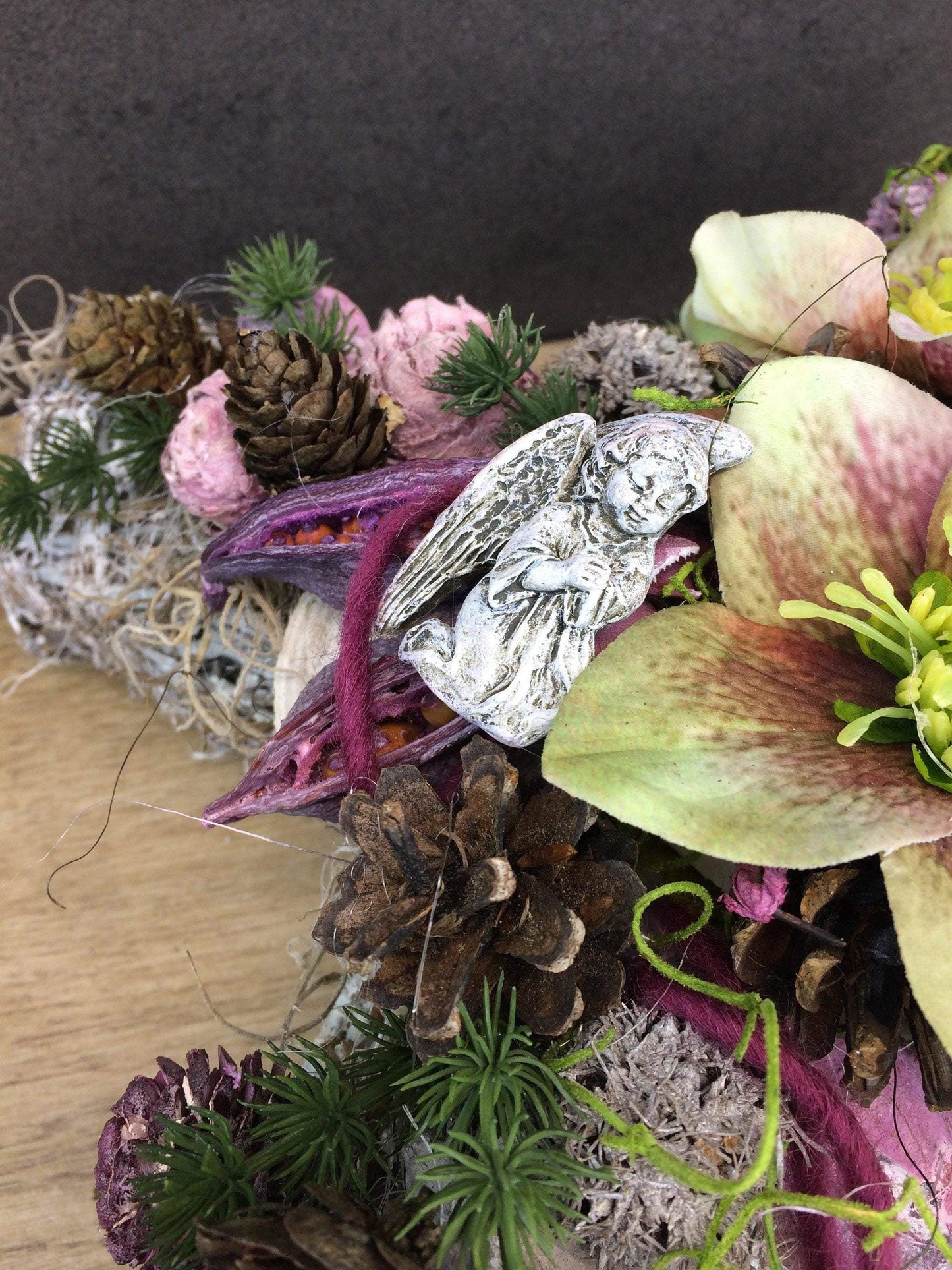 Grabgesteck Grabschmuck Kreuz Christrose Farbwunsch Exoten Tanne Zapfen Hutzeln Allerheiligen Filzschnur Christrosen Grabdeko Grabdekoration – handgemacht aus Seiden- und Kunstblumen, langlebig & pflegeleicht von SarahsFlowerStudio