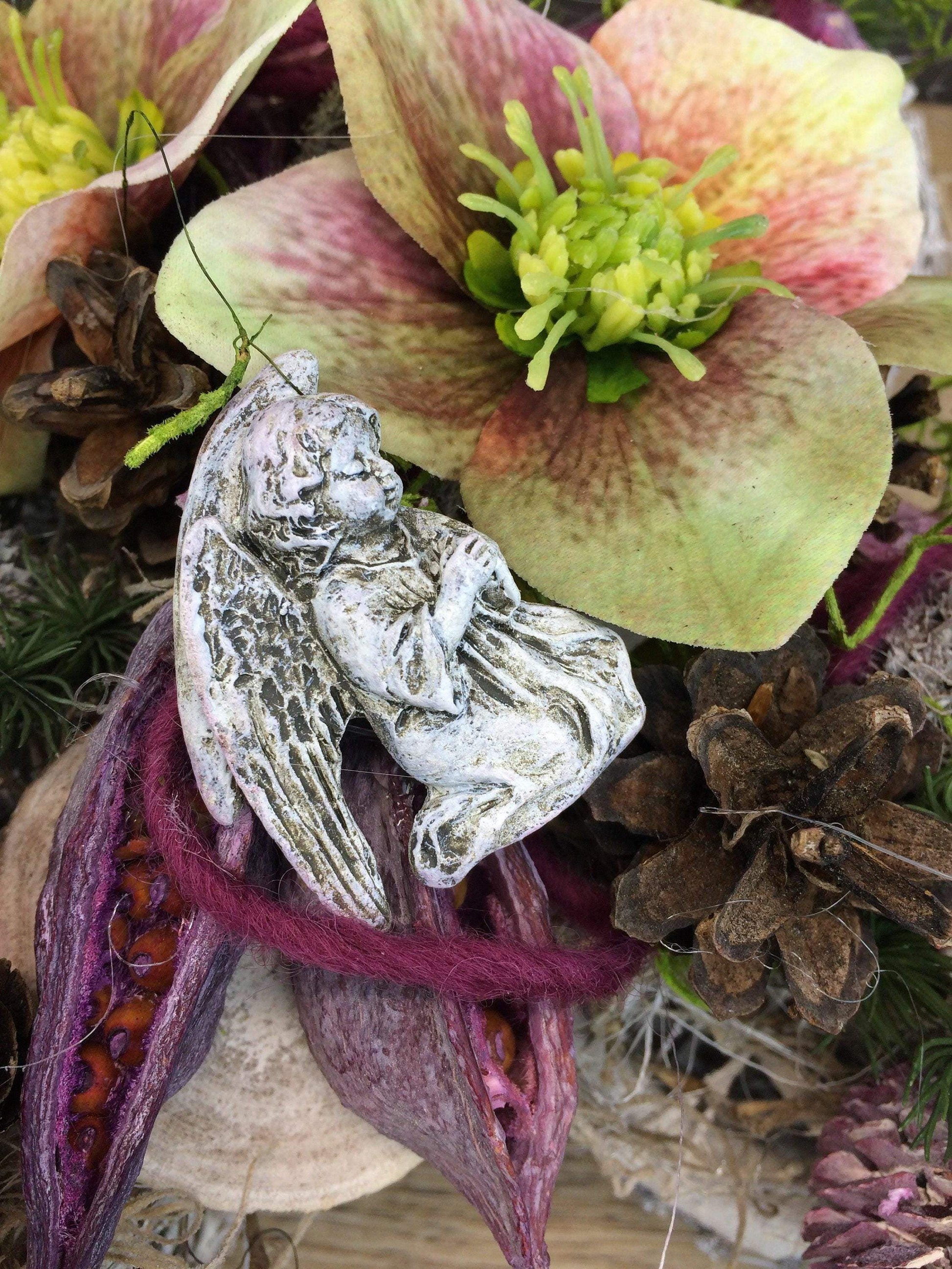 Grabgesteck Grabschmuck Kreuz Christrose Farbwunsch Exoten Tanne Zapfen Hutzeln Allerheiligen Filzschnur Christrosen Grabdeko Grabdekoration – handgemacht aus Seiden- und Kunstblumen, langlebig & pflegeleicht von SarahsFlowerStudio