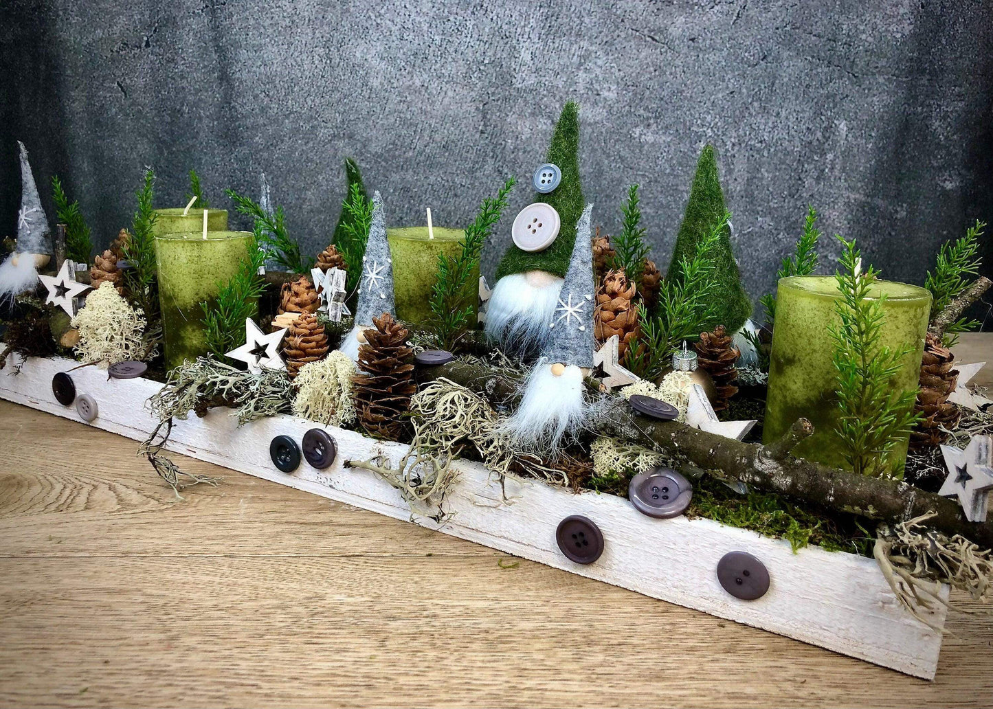 Adventskranz Adventskalender Wichtel länglich Tablett in zwei verschiedenen Größen L und XL – handgemacht aus Seiden- und Kunstblumen, langlebig & pflegeleicht von SarahsFlowerStudio