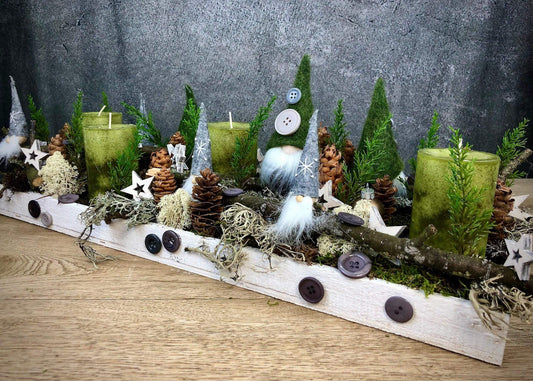 Adventskranz Adventskalender Wichtel länglich Tablett in zwei verschiedenen Größen L und XL – handgemacht aus Seiden- und Kunstblumen, langlebig & pflegeleicht von SarahsFlowerStudio