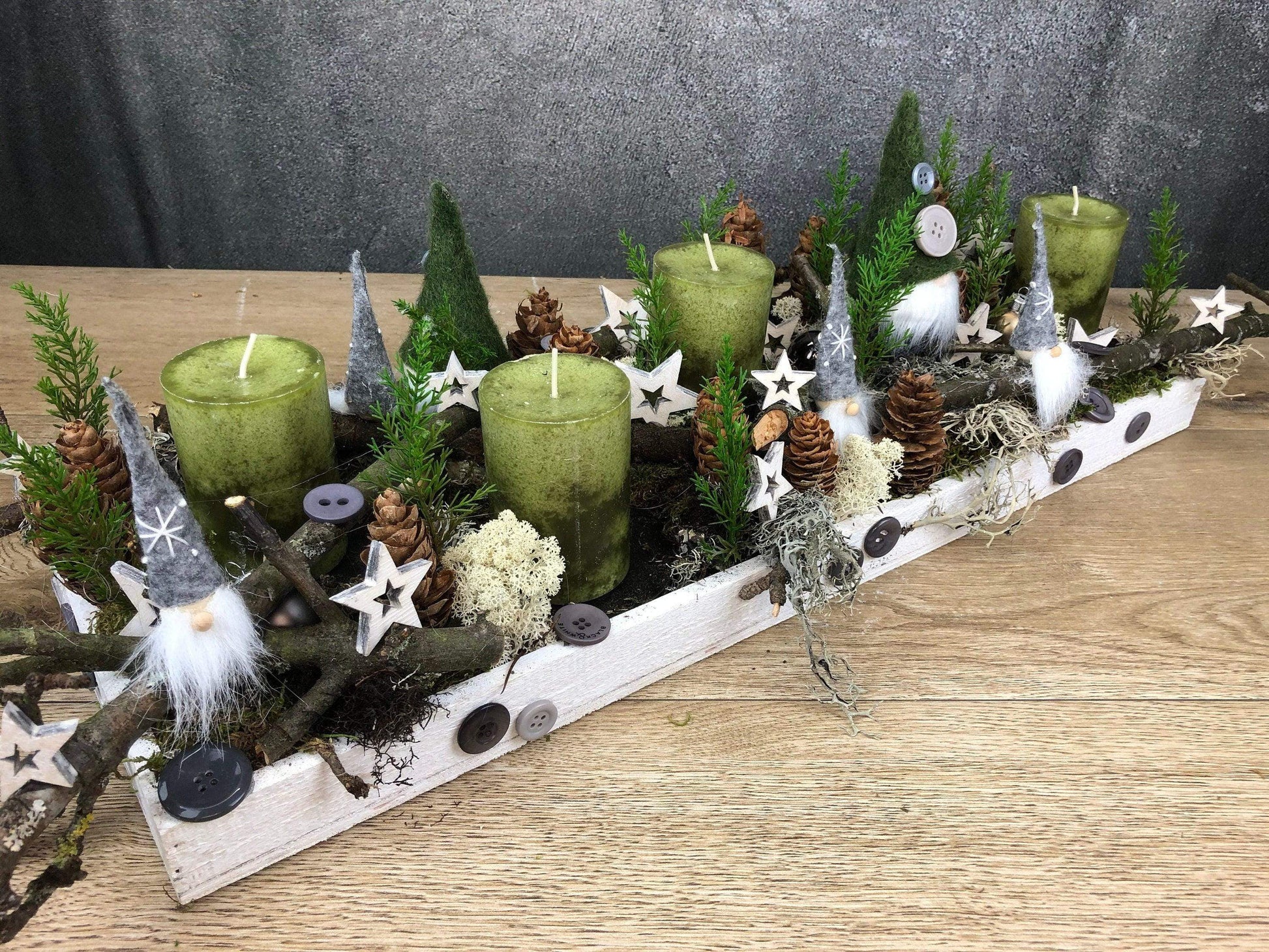 Adventskranz Adventskalender Wichtel länglich Tablett in zwei verschiedenen Größen L und XL – handgemacht aus Seiden- und Kunstblumen, langlebig & pflegeleicht von SarahsFlowerStudio