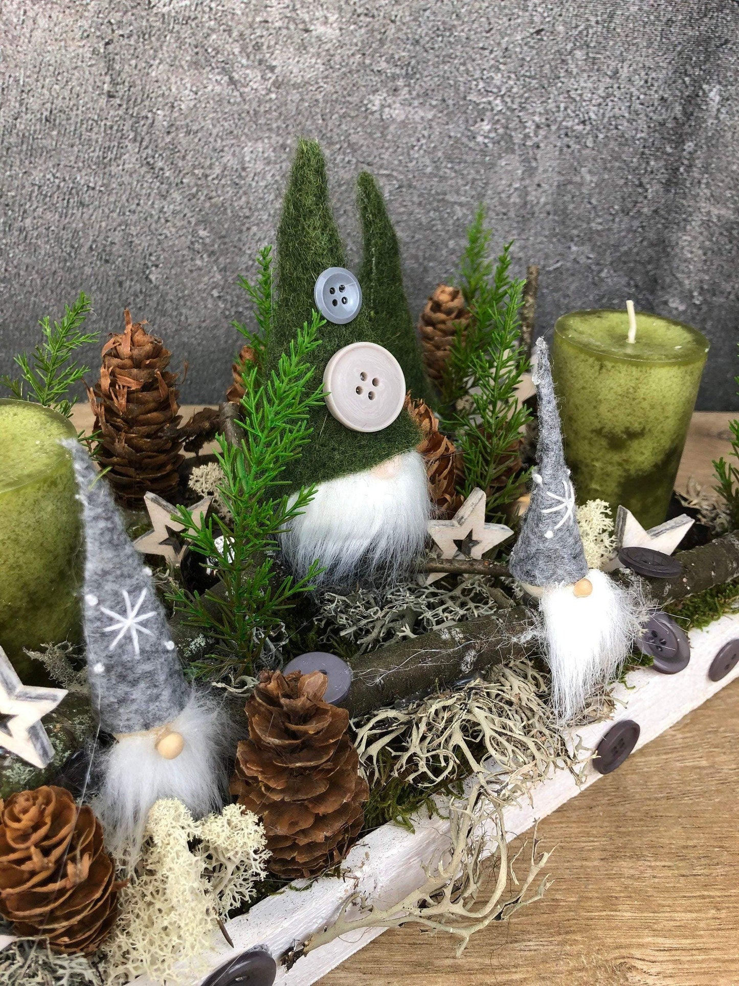 Adventskranz Adventskalender Wichtel länglich Tablett in zwei verschiedenen Größen L und XL – handgemacht aus Seiden- und Kunstblumen, langlebig & pflegeleicht von SarahsFlowerStudio