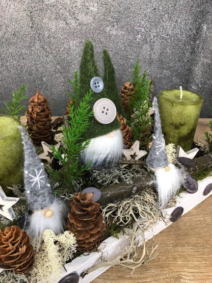 Adventskranz Adventskalender Wichtel länglich Tablett in zwei verschiedenen Größen L und XL – handgemacht aus Seiden- und Kunstblumen, langlebig & pflegeleicht von SarahsFlowerStudio