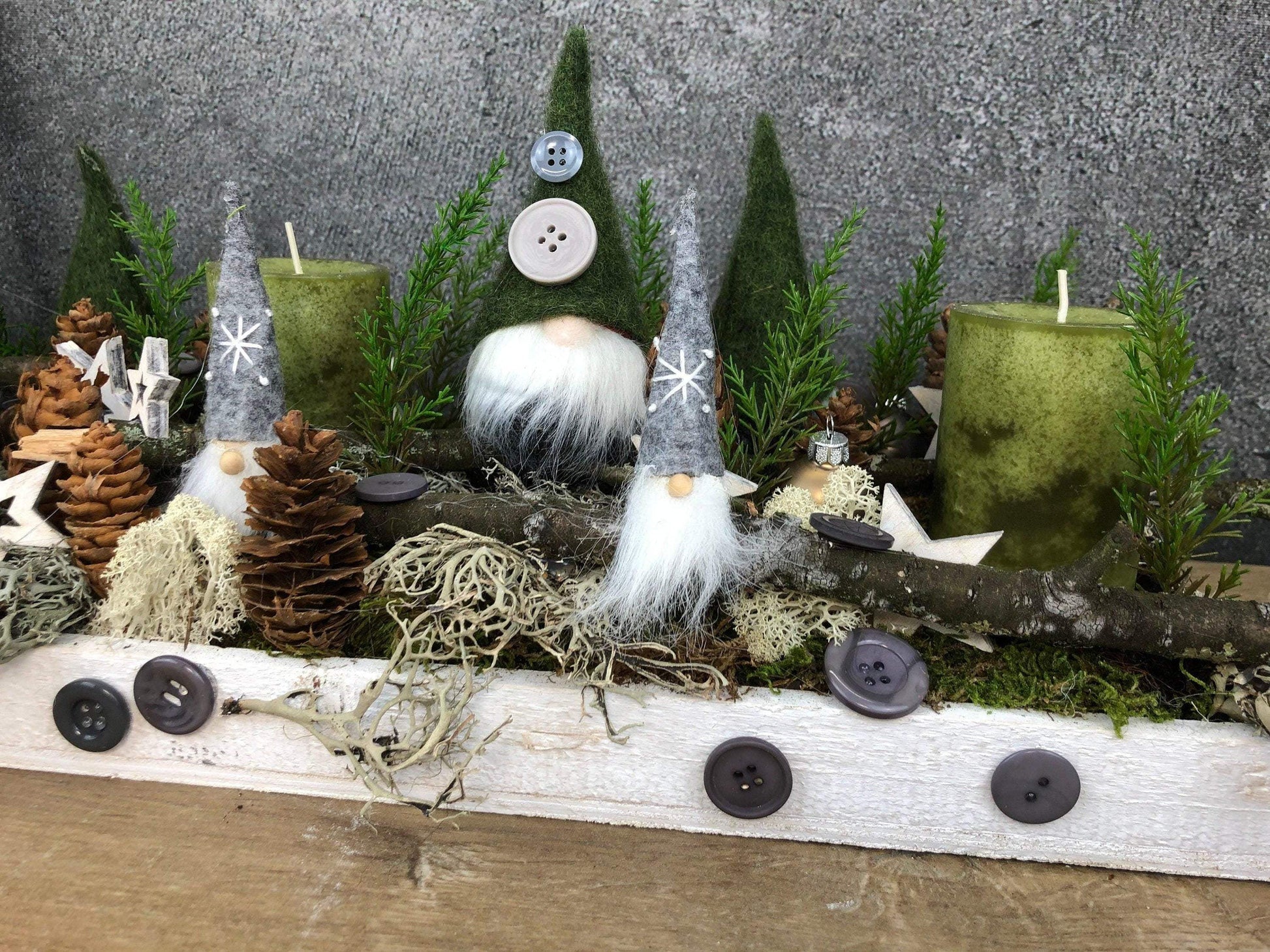 Adventskranz Adventskalender Wichtel länglich Tablett in zwei verschiedenen Größen L und XL – handgemacht aus Seiden- und Kunstblumen, langlebig & pflegeleicht von SarahsFlowerStudio