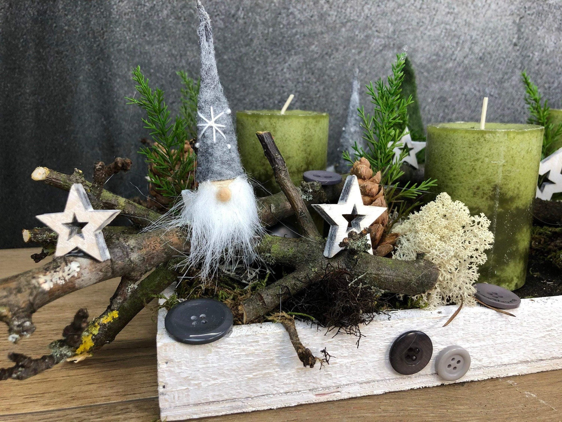 Adventskranz Adventskalender Wichtel länglich Tablett in zwei verschiedenen Größen L und XL – handgemacht aus Seiden- und Kunstblumen, langlebig & pflegeleicht von SarahsFlowerStudio