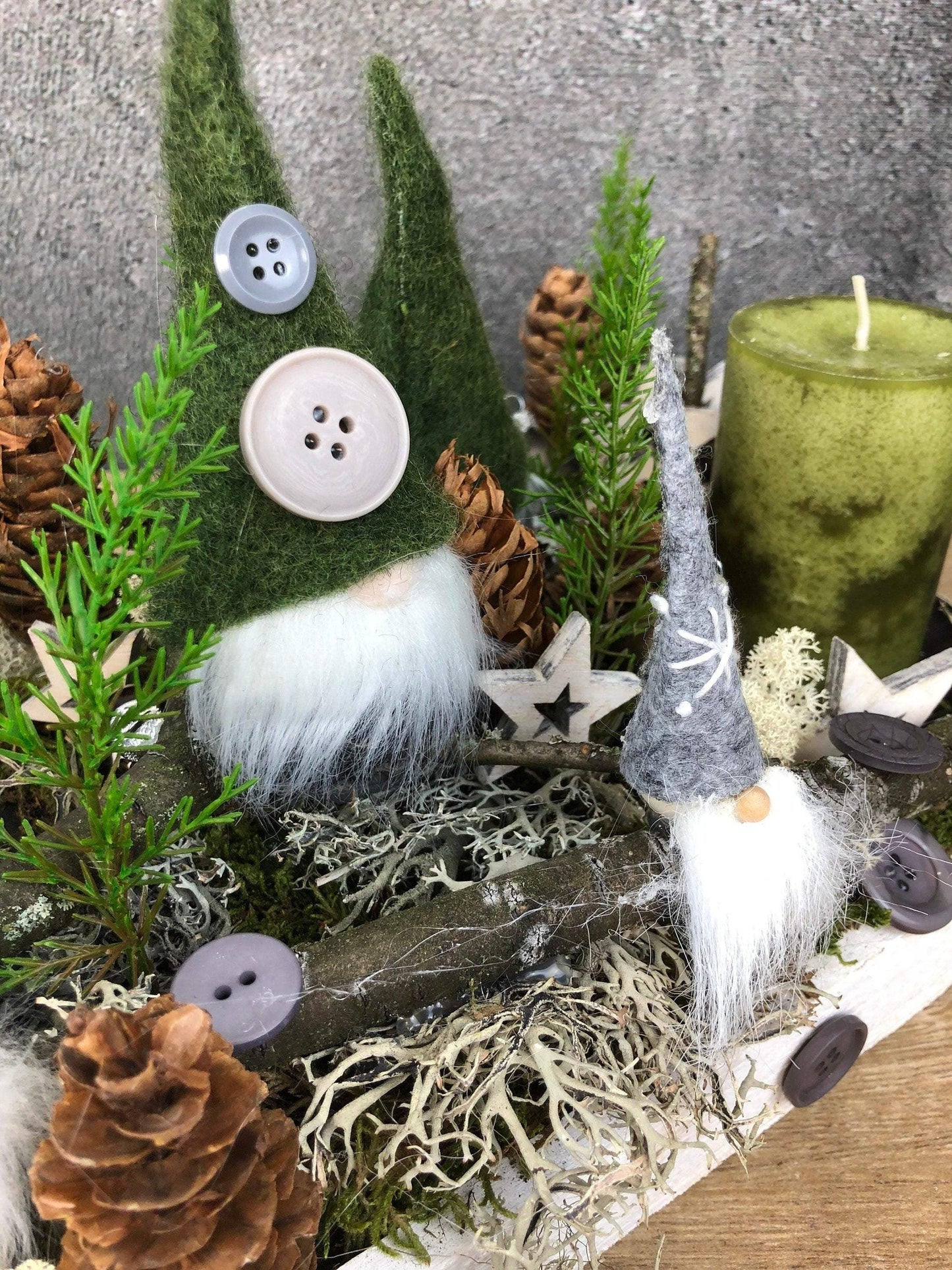 Adventskranz Adventskalender Wichtel länglich Tablett in zwei verschiedenen Größen L und XL – handgemacht aus Seiden- und Kunstblumen, langlebig & pflegeleicht von SarahsFlowerStudio