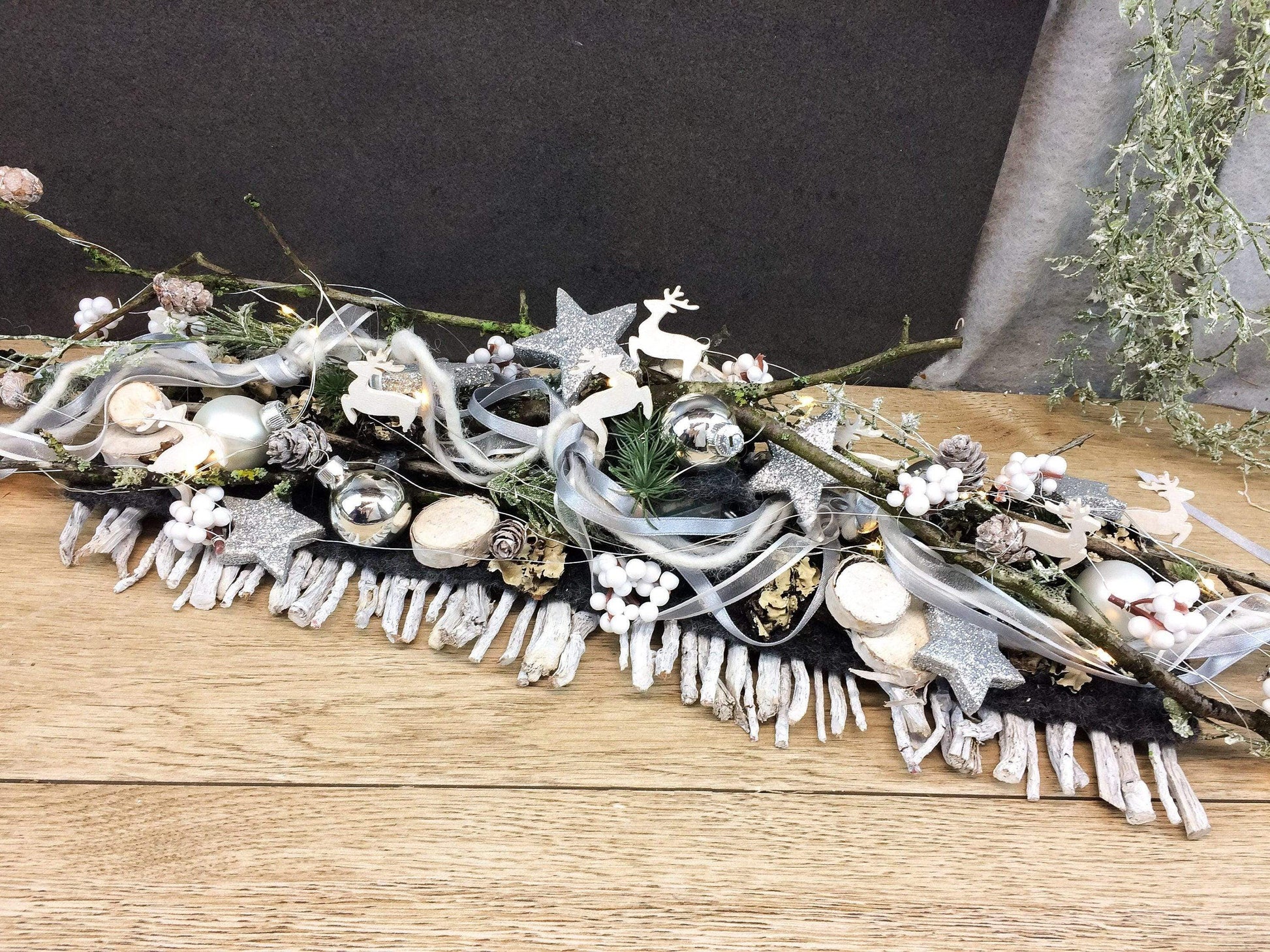Tischdeko Tischgesteck Tischschmuck Gesteck 20er LED Lichterkette Wunschfarbe Advent Adventskranz Weihnachtlich Hirsch Band Kugeln – handgemacht aus Seiden- und Kunstblumen, langlebig & pflegeleicht von SarahsFlowerStudio