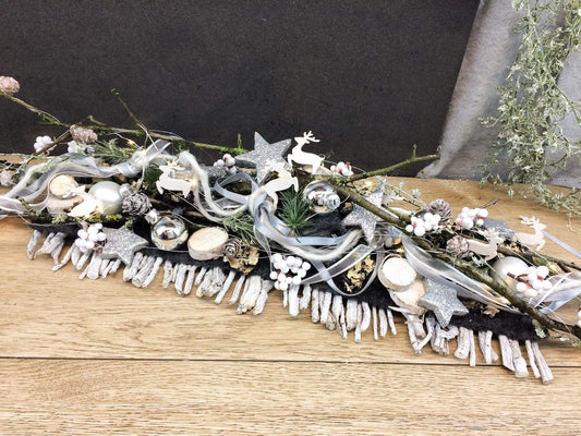 Tischdeko Tischgesteck Tischschmuck Gesteck 20er LED Lichterkette Wunschfarbe Advent Adventskranz Weihnachtlich Hirsch Band Kugeln – handgemacht aus Seiden- und Kunstblumen, langlebig & pflegeleicht von SarahsFlowerStudio