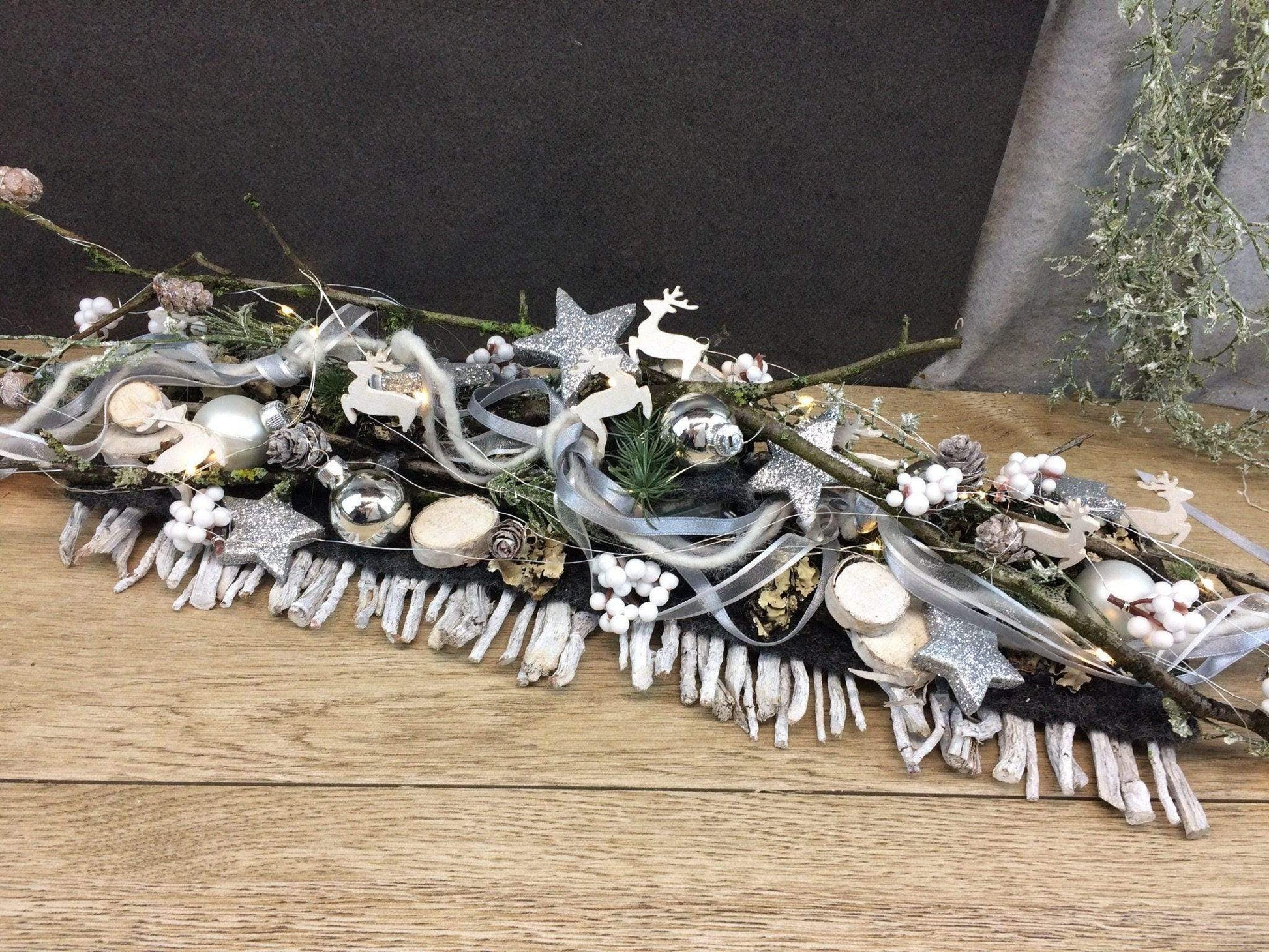 Tischdeko Tischgesteck Tischschmuck Gesteck 20er LED Lichterkette Wunschfarbe Advent Adventskranz Weihnachtlich Hirsch Band Kugeln – handgemacht aus Seiden- und Kunstblumen, langlebig & pflegeleicht von SarahsFlowerStudio