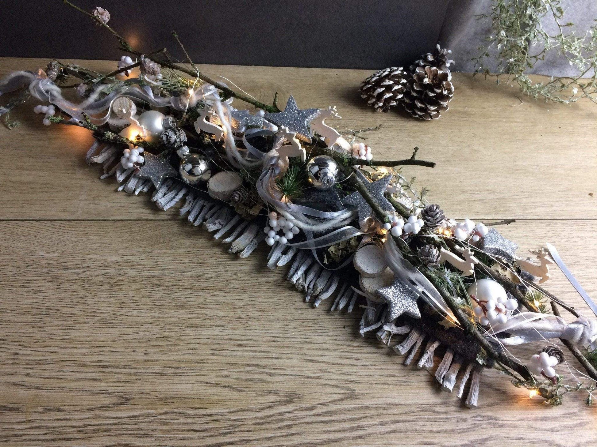 Tischdeko Tischgesteck Tischschmuck Gesteck 20er LED Lichterkette Wunschfarbe Advent Adventskranz Weihnachtlich Hirsch Band Kugeln – handgemacht aus Seiden- und Kunstblumen, langlebig & pflegeleicht von SarahsFlowerStudio