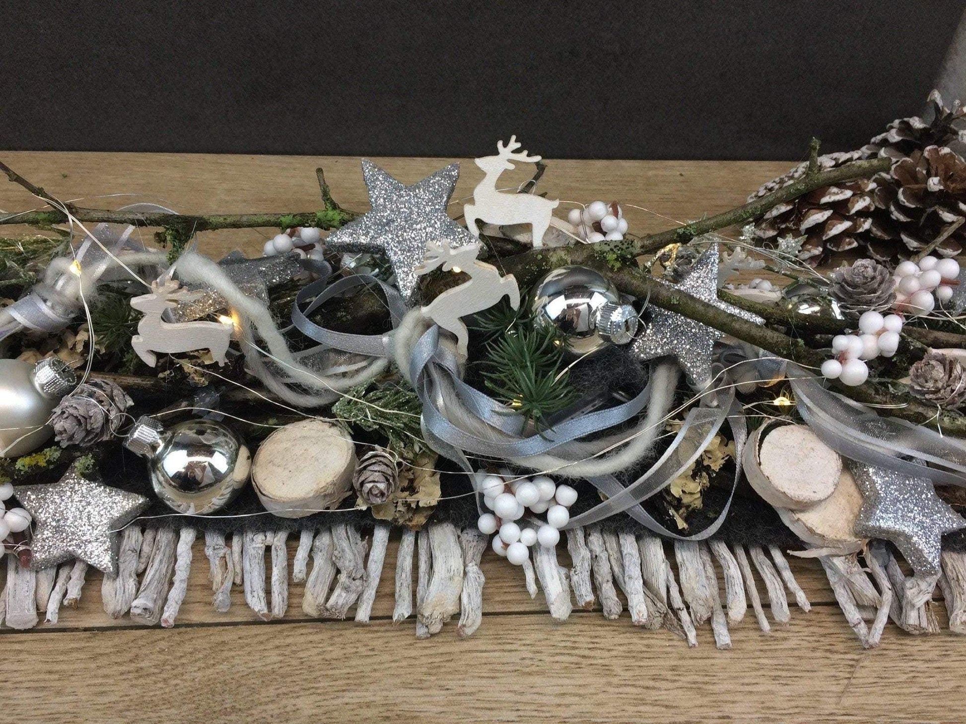 Tischdeko Tischgesteck Tischschmuck Gesteck 20er LED Lichterkette Wunschfarbe Advent Adventskranz Weihnachtlich Hirsch Band Kugeln – handgemacht aus Seiden- und Kunstblumen, langlebig & pflegeleicht von SarahsFlowerStudio