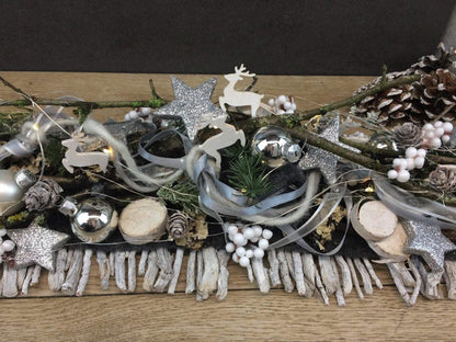 Tischdeko Tischgesteck Tischschmuck Gesteck 20er LED Lichterkette Wunschfarbe Advent Adventskranz Weihnachtlich Hirsch Band Kugeln – handgemacht aus Seiden- und Kunstblumen, langlebig & pflegeleicht von SarahsFlowerStudio
