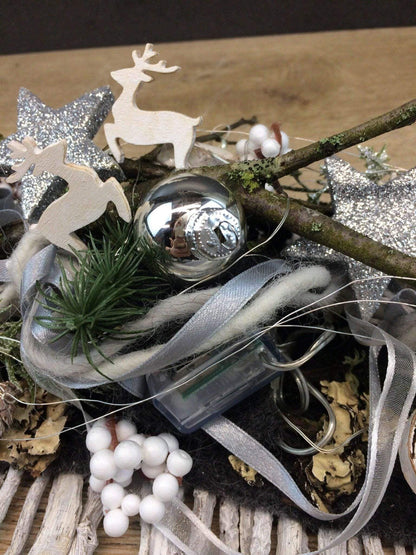 Tischdeko Tischgesteck Tischschmuck Gesteck 20er LED Lichterkette Wunschfarbe Advent Adventskranz Weihnachtlich Hirsch Band Kugeln – handgemacht aus Seiden- und Kunstblumen, langlebig & pflegeleicht von SarahsFlowerStudio