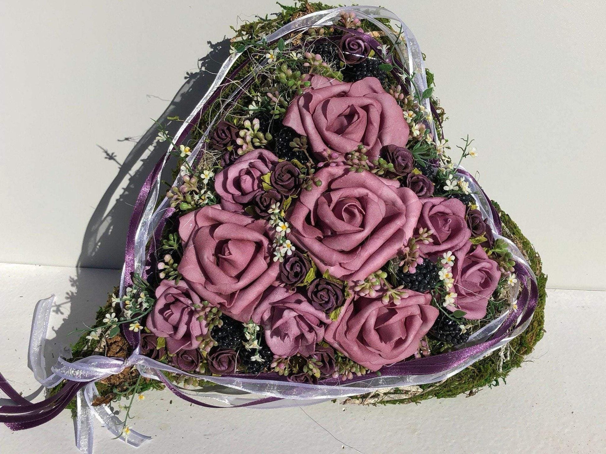 Grabgesteck Grabschmuck Herz 30cm Grabdekoration Grabschmuck Allerheiligen – handgemacht aus Seiden- und Kunstblumen, langlebig & pflegeleicht von SarahsFlowerStudio