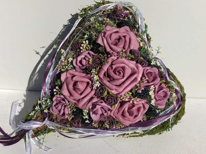 Grabgesteck Grabschmuck Herz 30cm Grabdekoration Grabschmuck Allerheiligen – handgemacht aus Seiden- und Kunstblumen, langlebig & pflegeleicht von SarahsFlowerStudio