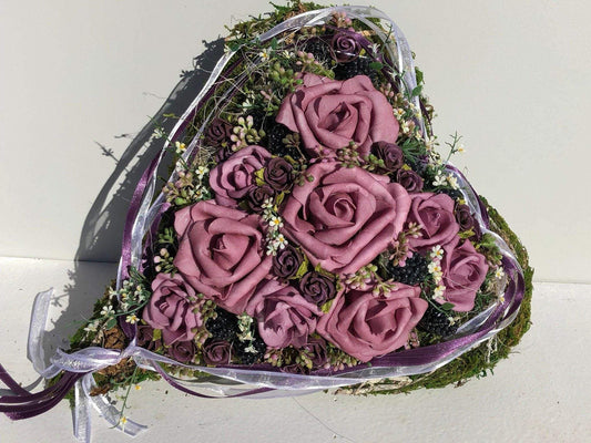 Grabgesteck Grabschmuck Herz 30cm Grabdekoration Grabschmuck Allerheiligen – handgemacht aus Seiden- und Kunstblumen, langlebig & pflegeleicht von SarahsFlowerStudio