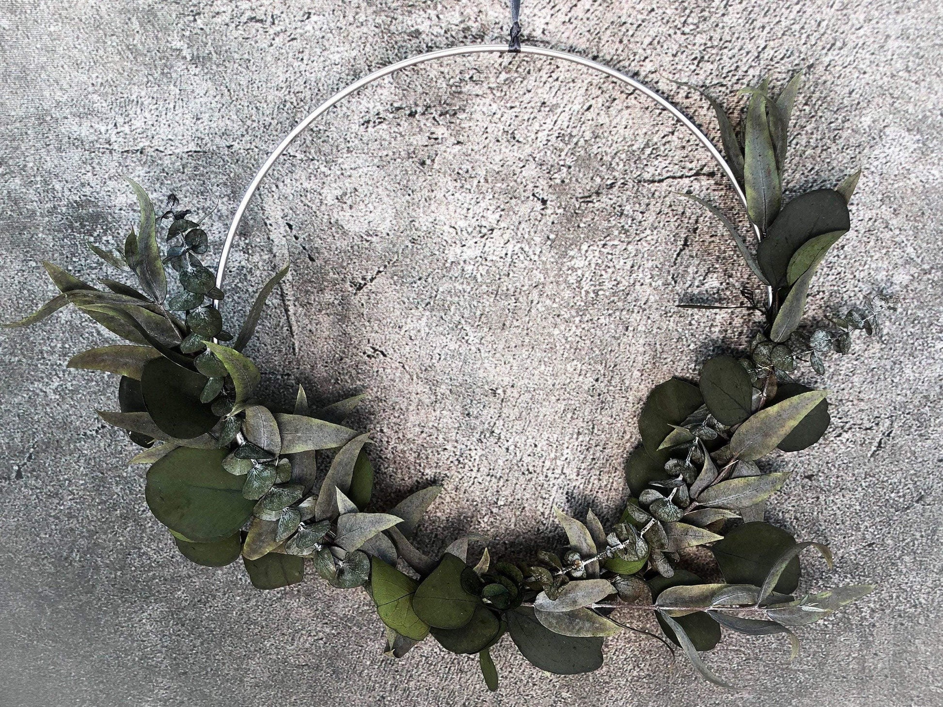 Türkranz Kranz Ring Eukalyptus Wandkranz Fensterdeko Trockenblumen Natur natürlich Hoop Herbst Herbstlich Eukalyptusblätter Eukalyptus Mix – handgemacht aus Seiden- und Kunstblumen, langlebig & pflegeleicht von SarahsFlowerStudio