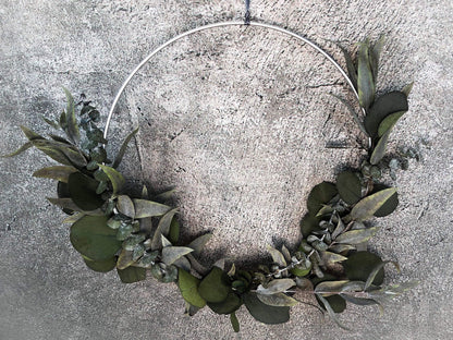 Türkranz Kranz Ring Eukalyptus Wandkranz Fensterdeko Trockenblumen Natur natürlich Hoop Herbst Herbstlich Eukalyptusblätter Eukalyptus Mix – handgemacht aus Seiden- und Kunstblumen, langlebig & pflegeleicht von SarahsFlowerStudio