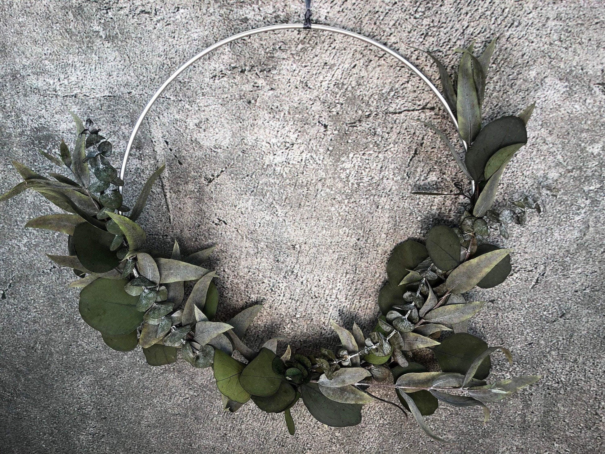 Türkranz Kranz Ring Eukalyptus Wandkranz Fensterdeko Trockenblumen Natur natürlich Hoop Herbst Herbstlich Eukalyptusblätter Eukalyptus Mix – handgemacht aus Seiden- und Kunstblumen, langlebig & pflegeleicht von SarahsFlowerStudio