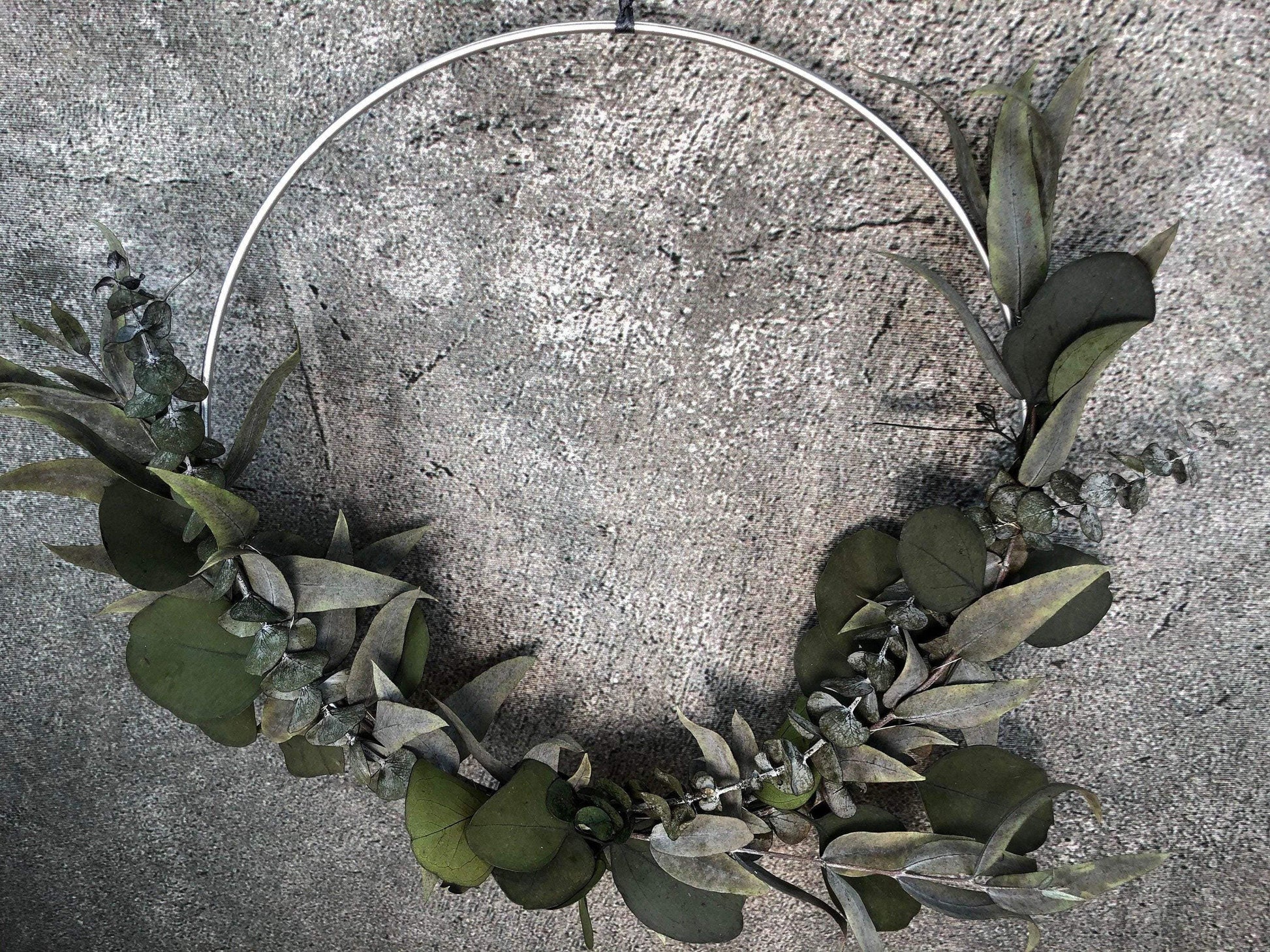 Türkranz Kranz Ring Eukalyptus Wandkranz Fensterdeko Trockenblumen Natur natürlich Hoop Herbst Herbstlich Eukalyptusblätter Eukalyptus Mix – handgemacht aus Seiden- und Kunstblumen, langlebig & pflegeleicht von SarahsFlowerStudio
