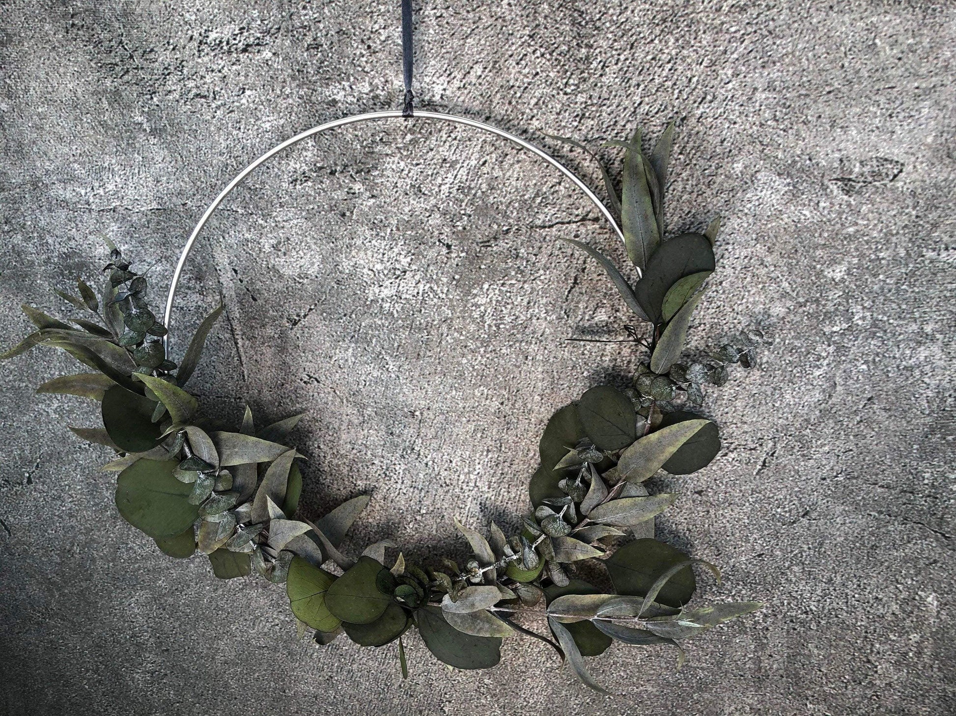 Türkranz Kranz Ring Eukalyptus Wandkranz Fensterdeko Trockenblumen Natur natürlich Hoop Herbst Herbstlich Eukalyptusblätter Eukalyptus Mix – handgemacht aus Seiden- und Kunstblumen, langlebig & pflegeleicht von SarahsFlowerStudio