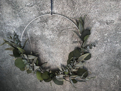 Türkranz Kranz Ring Eukalyptus Wandkranz Fensterdeko Trockenblumen Natur natürlich Hoop Herbst Herbstlich Eukalyptusblätter Eukalyptus Mix – handgemacht aus Seiden- und Kunstblumen, langlebig & pflegeleicht von SarahsFlowerStudio