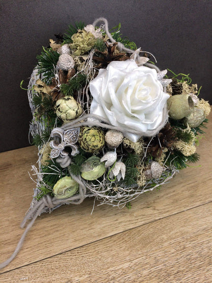 Grabgesteck Allerheiligen Wachsrosen Wachsrose Rose Grabschmuck Herz Grabdekoration – handgemacht aus Seiden- und Kunstblumen, langlebig & pflegeleicht von SarahsFlowerStudio