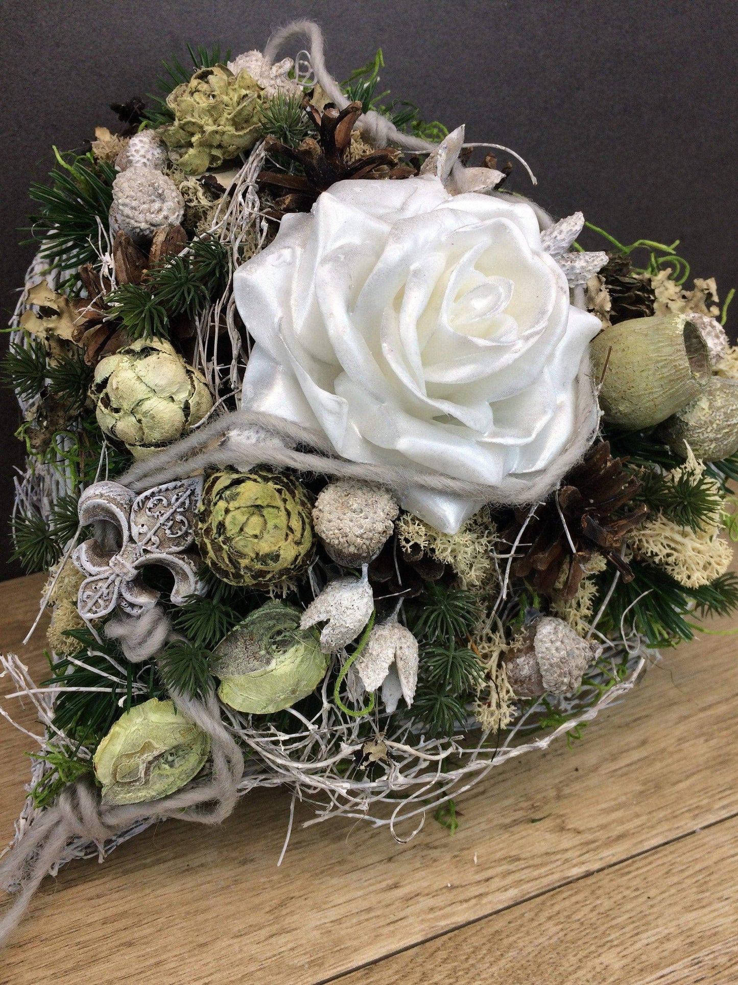 Grabgesteck Allerheiligen Wachsrosen Wachsrose Rose Grabschmuck Herz Grabdekoration – handgemacht aus Seiden- und Kunstblumen, langlebig & pflegeleicht von SarahsFlowerStudio