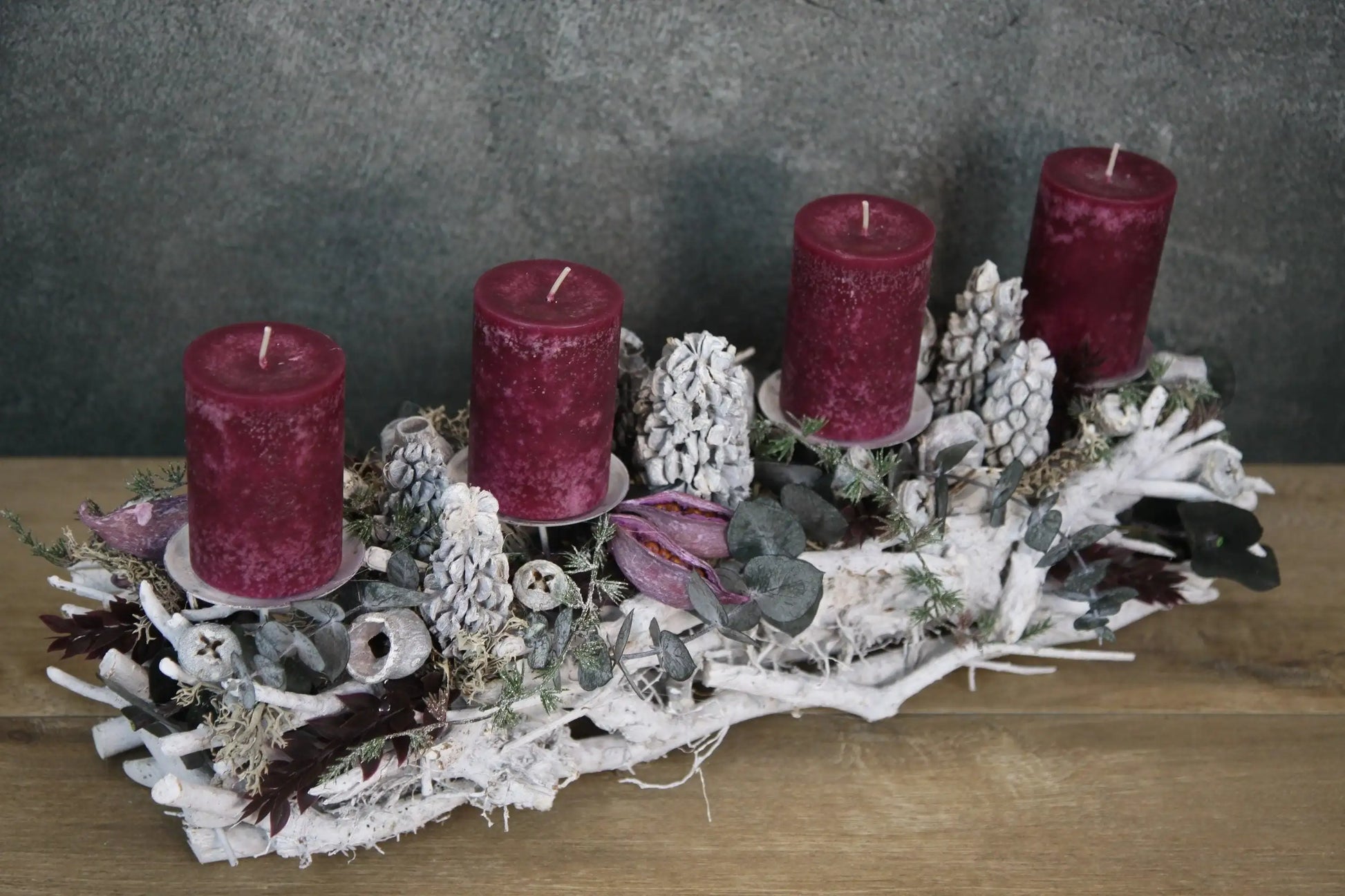 Adventsgesteck Eukalyptus Ruskus länglich – Tablett Advent mehrjährig – Adventsgesteck – SarahsFlowerStudio