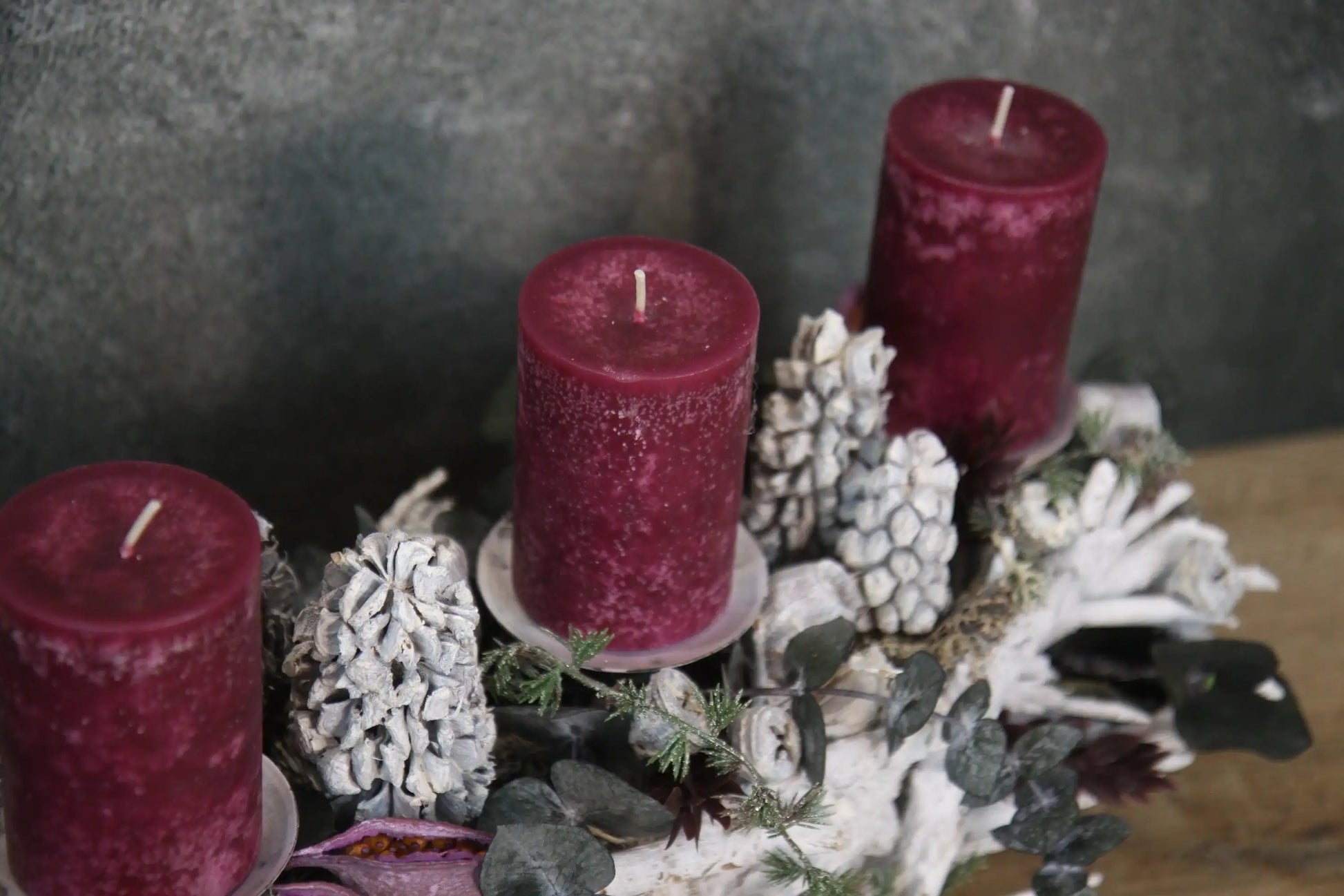 Adventsgesteck Eukalyptus Ruskus länglich – Tablett Advent mehrjährig – Adventsgesteck – SarahsFlowerStudio