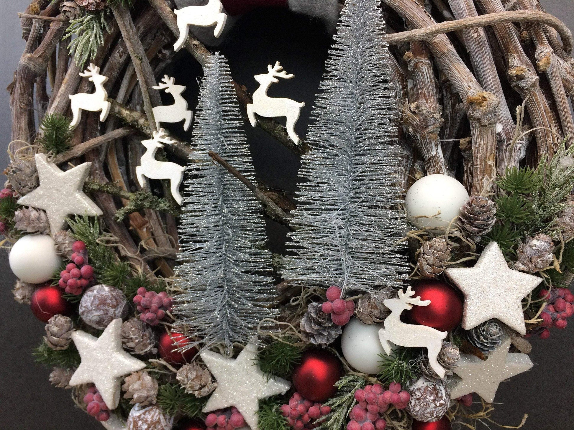 Advent Türkranz Türdeko Türschmuck Weihnachten Weidenkranz Adventskranz Sterne Tannenbaum Hirsch Tanne Filz Draht – handgemacht aus Seiden- und Kunstblumen, langlebig & pflegeleicht von SarahsFlowerStudio