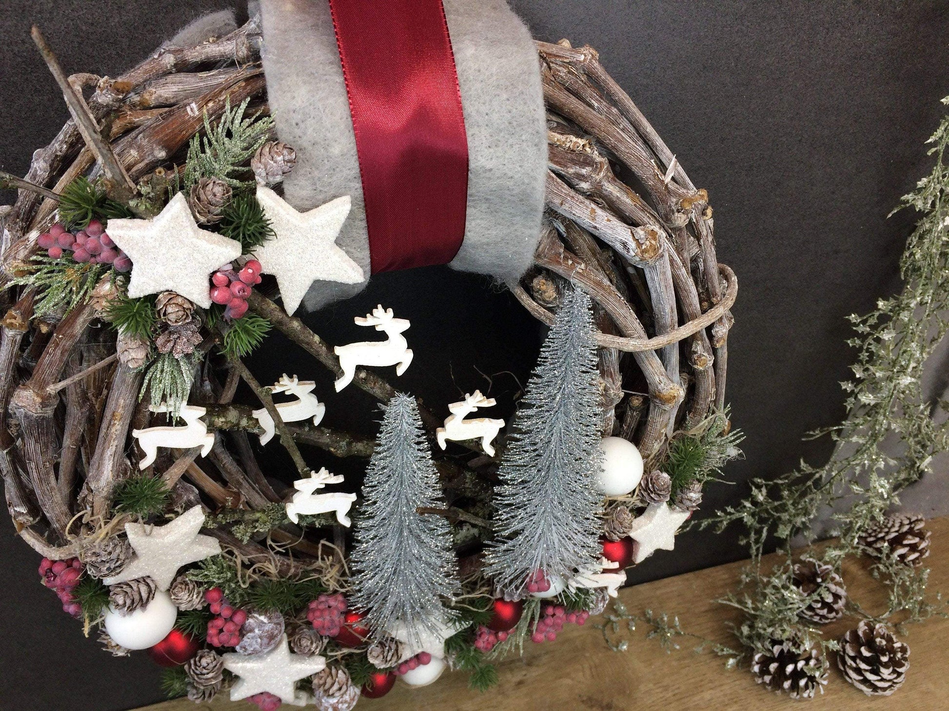 Advent Türkranz Türdeko Türschmuck Weihnachten Weidenkranz Adventskranz Sterne Tannenbaum Hirsch Tanne Filz Draht – handgemacht aus Seiden- und Kunstblumen, langlebig & pflegeleicht von SarahsFlowerStudio