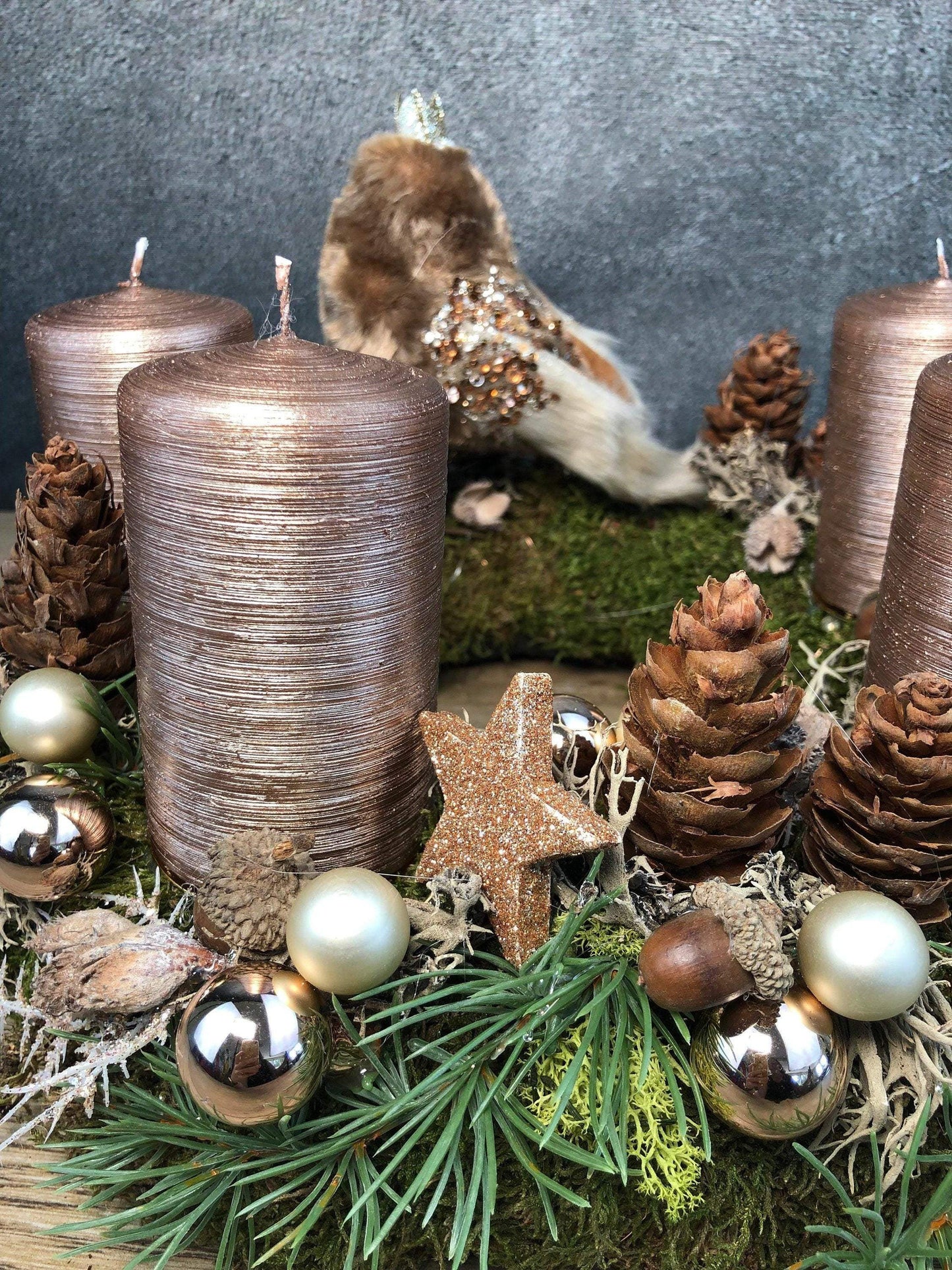Adventskranz Adventskalender Vogel Zapfen Moos Sterne Kerzen Tanne Zweige Modern Natürlich Getrocknet Künstlich Haltbar – handgemacht aus Seiden- und Kunstblumen, langlebig & pflegeleicht von SarahsFlowerStudio