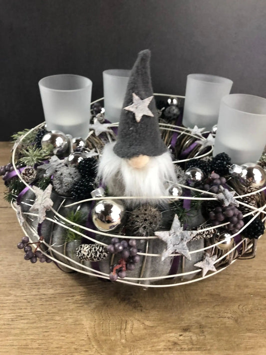 Adventskranz Aubergine Grau Weiß Wichtel Silber – handgemacht aus Seiden- und Kunstblumen, langlebig & pflegeleicht von SarahsFlowerStudio