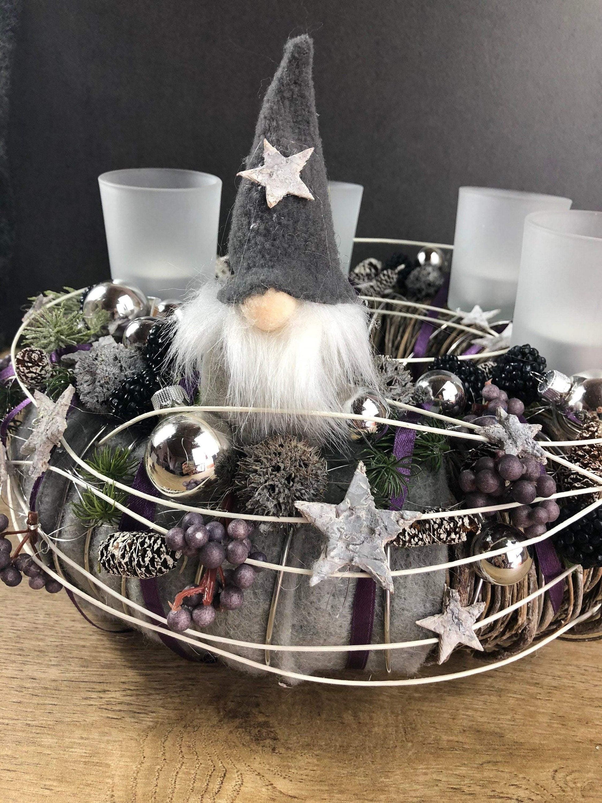 Adventskranz Aubergine Grau Weiß Wichtel Silber – handgemacht aus Seiden- und Kunstblumen, langlebig & pflegeleicht von SarahsFlowerStudio