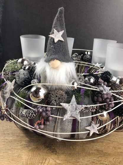 Adventskranz Aubergine Grau Weiß Wichtel Silber – handgemacht aus Seiden- und Kunstblumen, langlebig & pflegeleicht von SarahsFlowerStudio