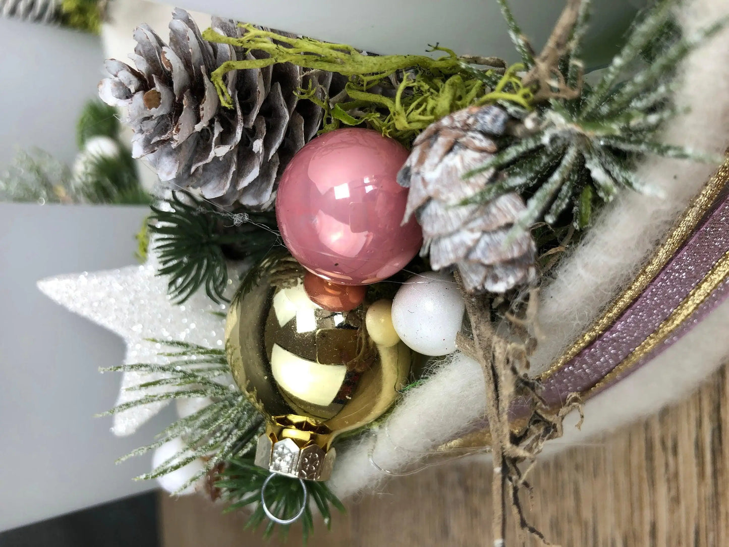 Adventskranz Adventskalender Einhorn Rosa Zapfen Glitzer Frost mehrjährig groß rund – handgemacht aus Seiden- und Kunstblumen, langlebig & pflegeleicht von SarahsFlowerStudio