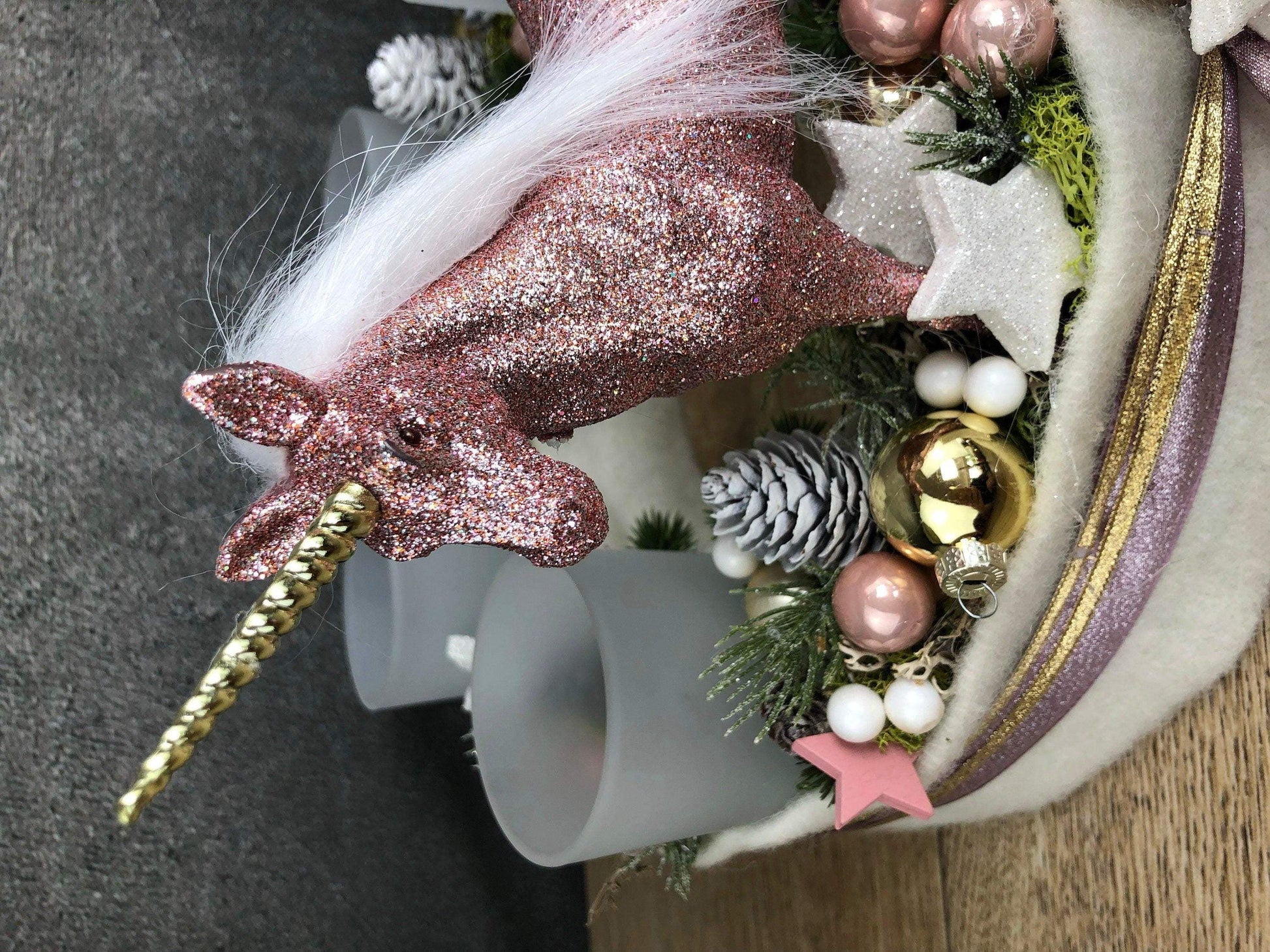 Adventskranz Adventskalender Einhorn Rosa Zapfen Glitzer Frost mehrjährig groß rund – handgemacht aus Seiden- und Kunstblumen, langlebig & pflegeleicht von SarahsFlowerStudio