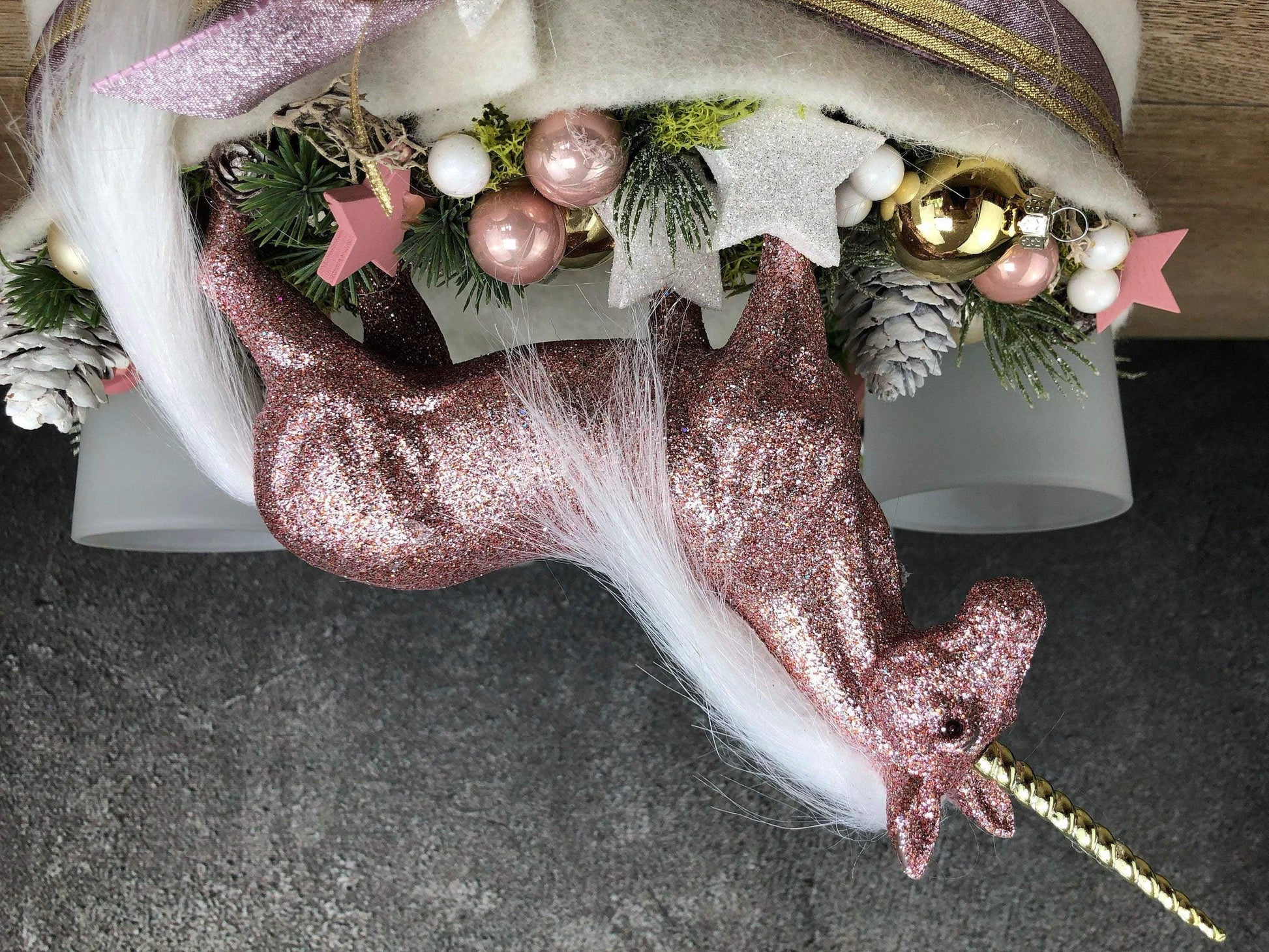 Adventskranz Adventskalender Einhorn Rosa Zapfen Glitzer Frost mehrjährig groß rund – handgemacht aus Seiden- und Kunstblumen, langlebig & pflegeleicht von SarahsFlowerStudio