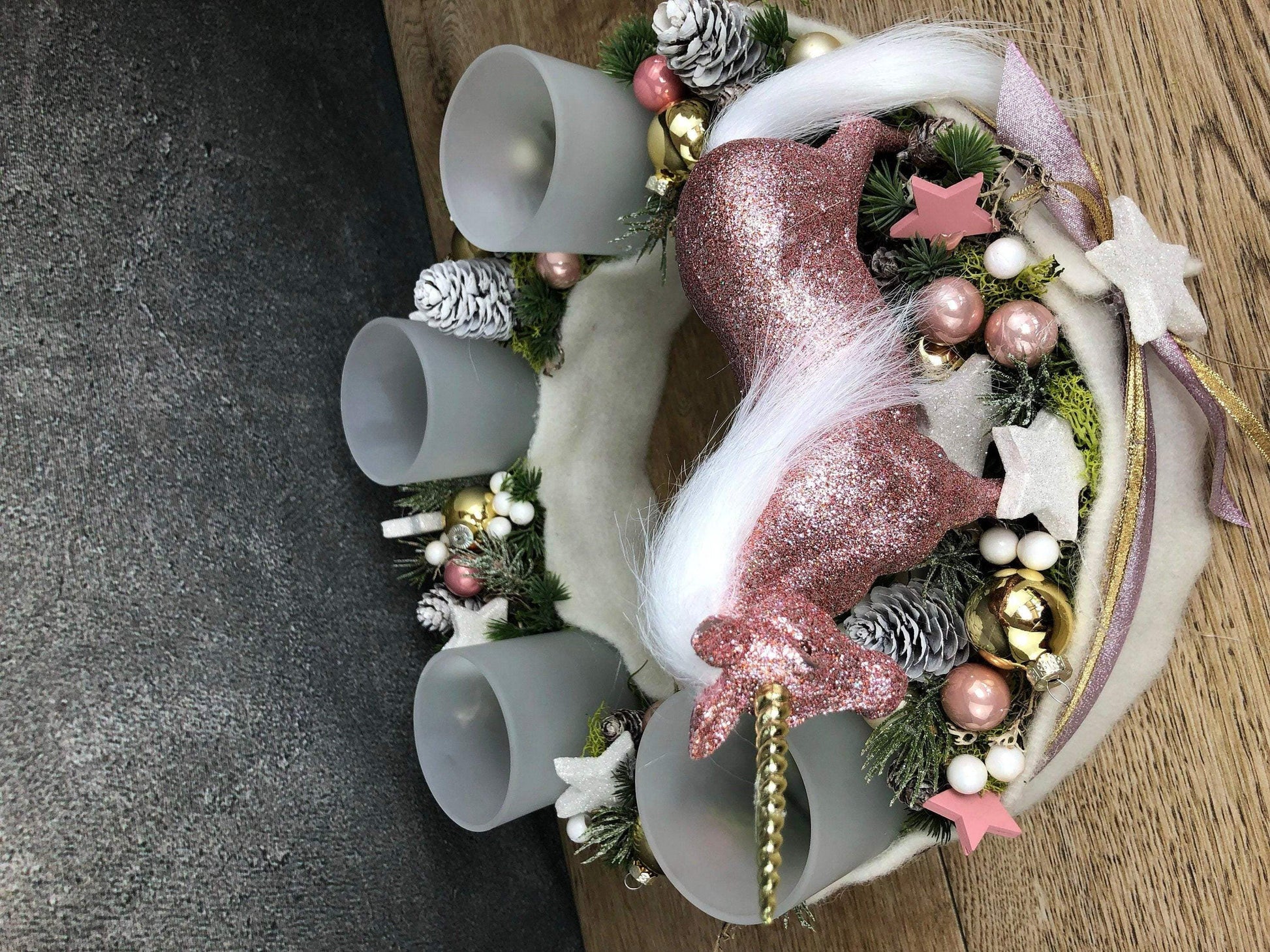 Adventskranz Adventskalender Einhorn Rosa Zapfen Glitzer Frost mehrjährig groß rund – handgemacht aus Seiden- und Kunstblumen, langlebig & pflegeleicht von SarahsFlowerStudio