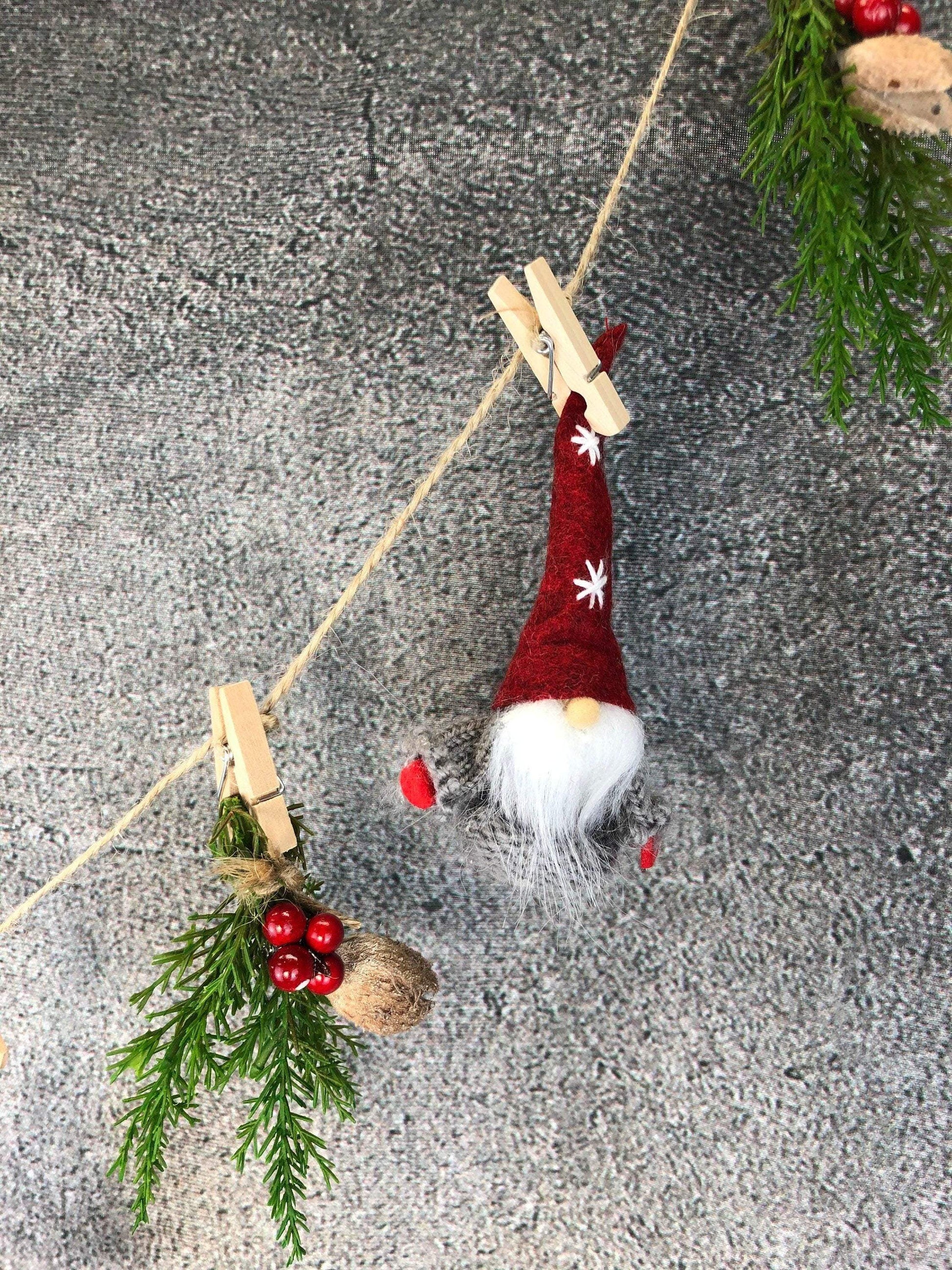Wichtel Sterntaler Fensterdeko Wäscheleine Wäscheklammer Fensterschmuck Türkranz Thuja weihnachtlich Weihnachten – handgemacht aus Seiden- und Kunstblumen, langlebig & pflegeleicht von SarahsFlowerStudio