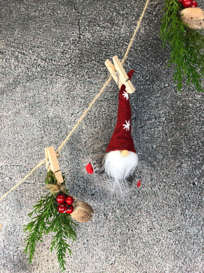 Wichtel Sterntaler Fensterdeko Wäscheleine Wäscheklammer Fensterschmuck Türkranz Thuja weihnachtlich Weihnachten – handgemacht aus Seiden- und Kunstblumen, langlebig & pflegeleicht von SarahsFlowerStudio