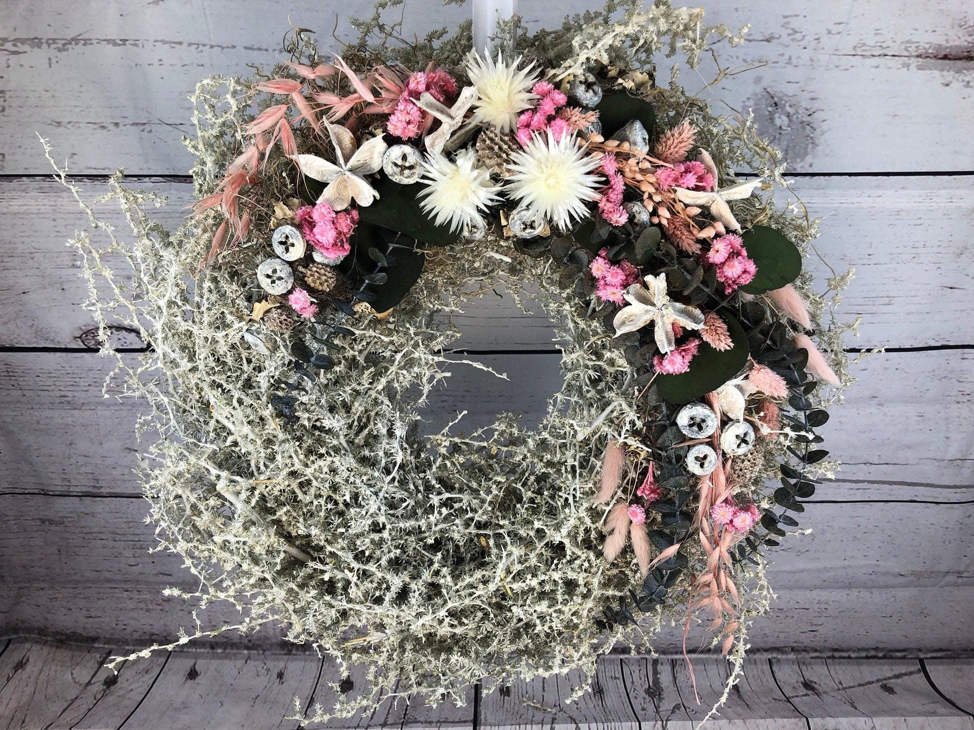 Türkranz Kranz Natur Trrockenblumen Trockenmaterial Handgebunden Modern ganzjährig Asperagus Eukalyptus Herbst – handgemacht aus Seiden- und Kunstblumen, langlebig & pflegeleicht von SarahsFlowerStudio
